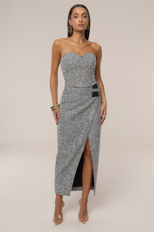 « Sillage Minéral » — Jupe Midi Fendue en Tweed, Gris Clair