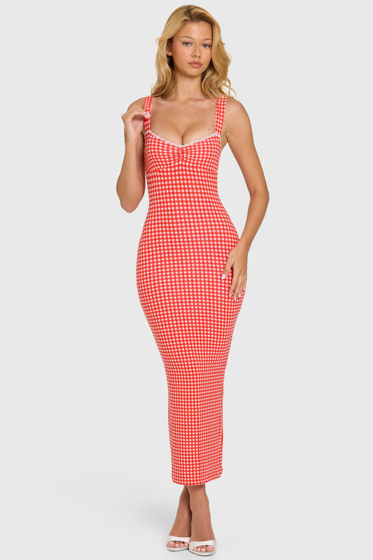 Robe longue à motif vichy rouge, encolure cœur et dentelle