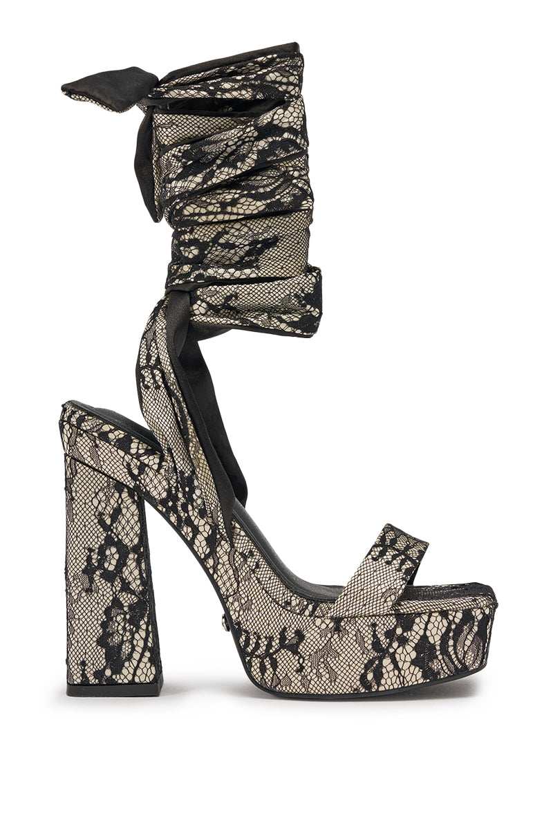 « Dentelle » — Sandales Chunky à Brides en Dentelle, Noir et Or