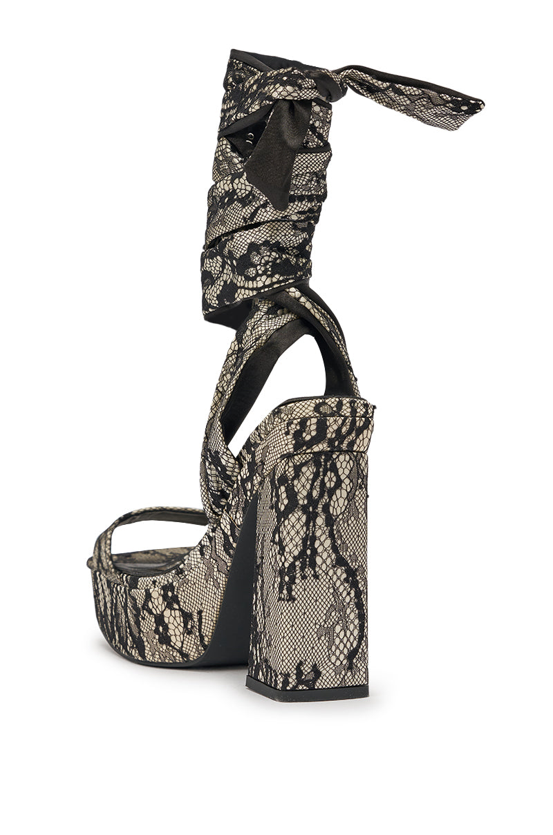 « Dentelle » — Sandales Chunky à Brides en Dentelle, Noir et Or