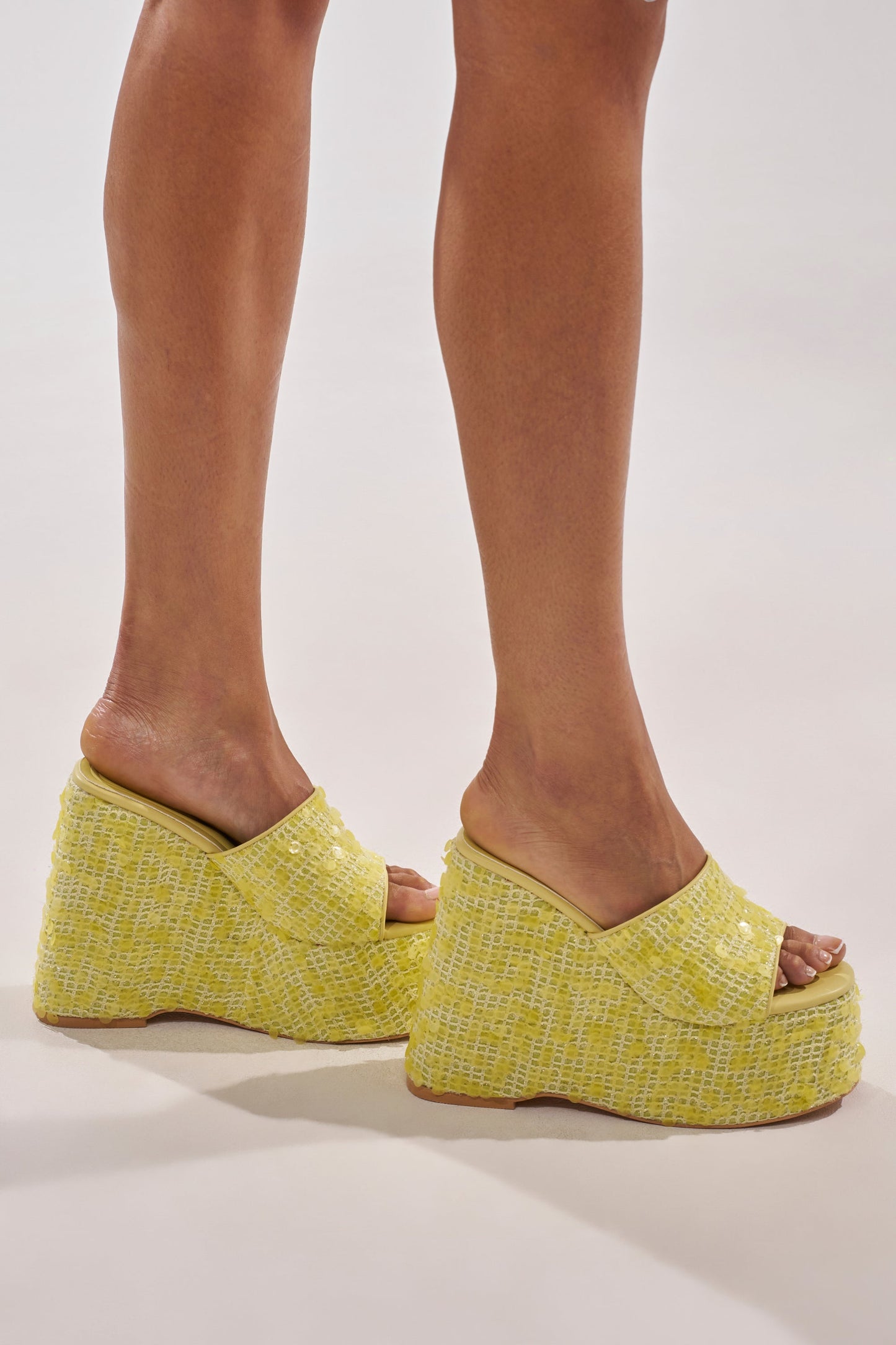 « Soleil » — Wedges en Raphia et Sequins, Jaune