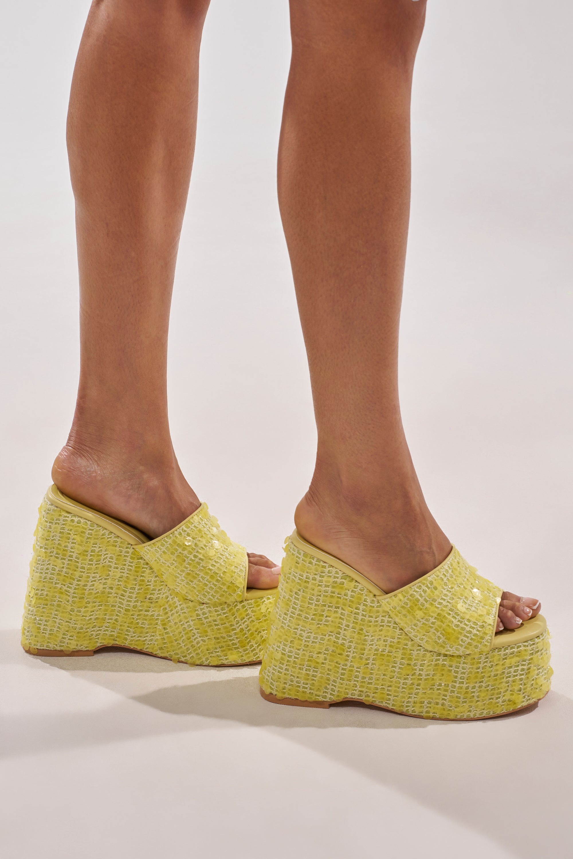 « Soleil » — Wedges en Raphia et Sequins, Jaune