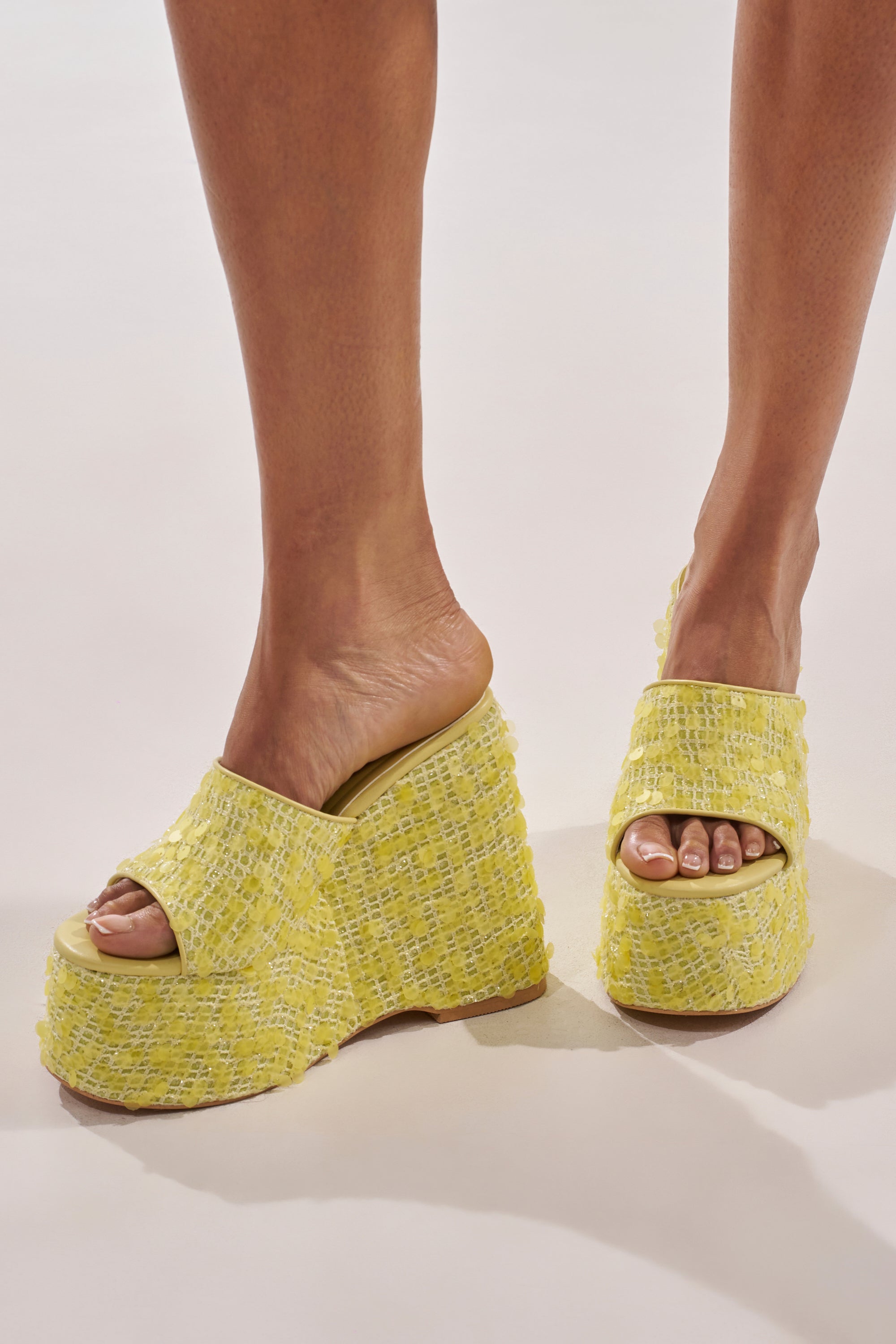« Soleil » — Wedges en Raphia et Sequins, Jaune