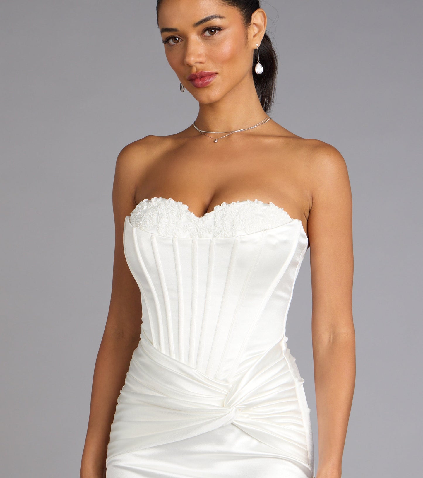 « Romance Précieuse » — Robe Mini Bustier en Satin, Ivoire