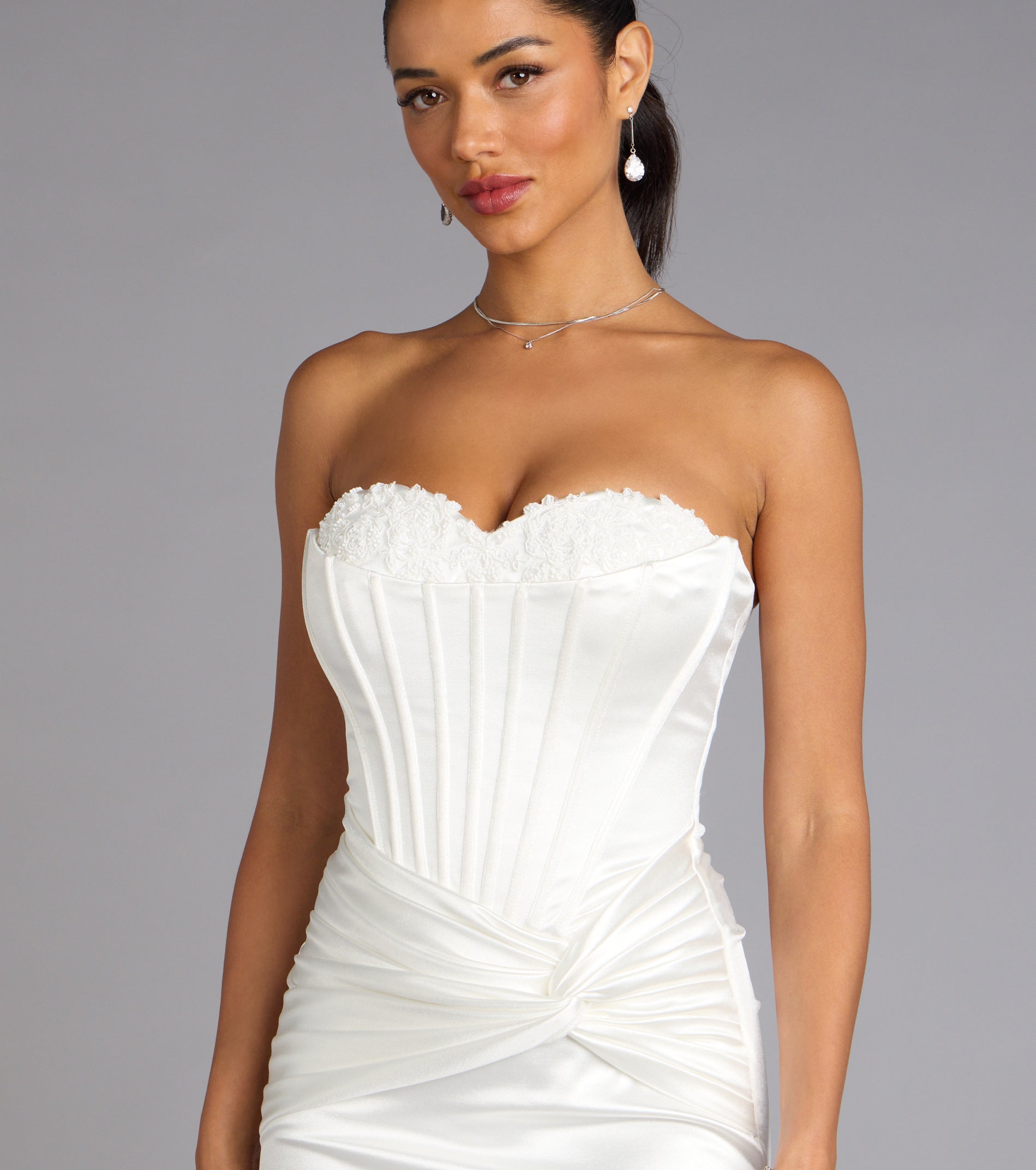 « Romance Précieuse » — Robe Mini Bustier en Satin, Ivoire