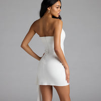 « Éclat Théâtral » — Robe Mini Sculptante, Blanc