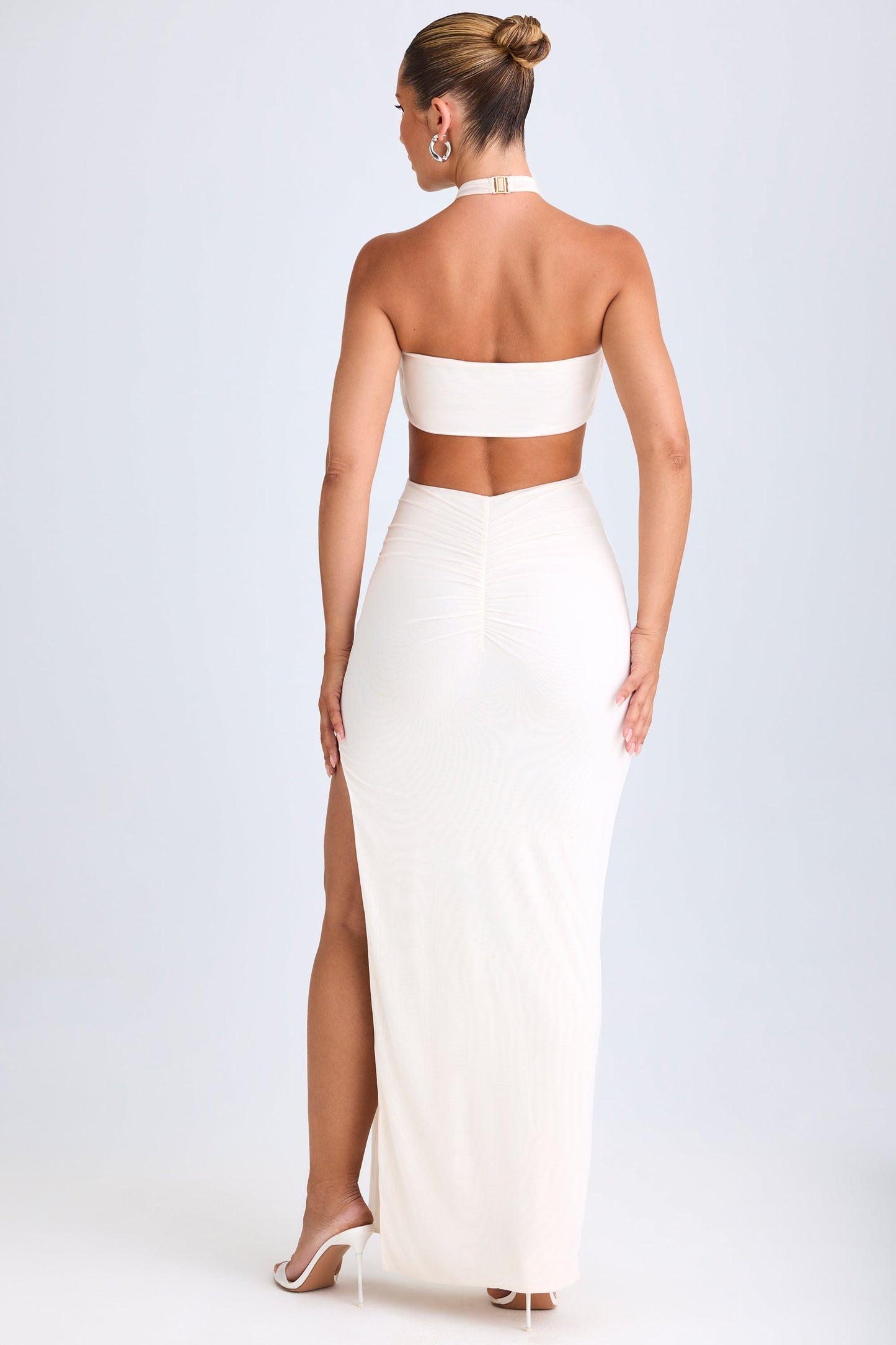 « Kalyani » — Robe Longue Dos Nu Ruchée à Anneau, Blanc