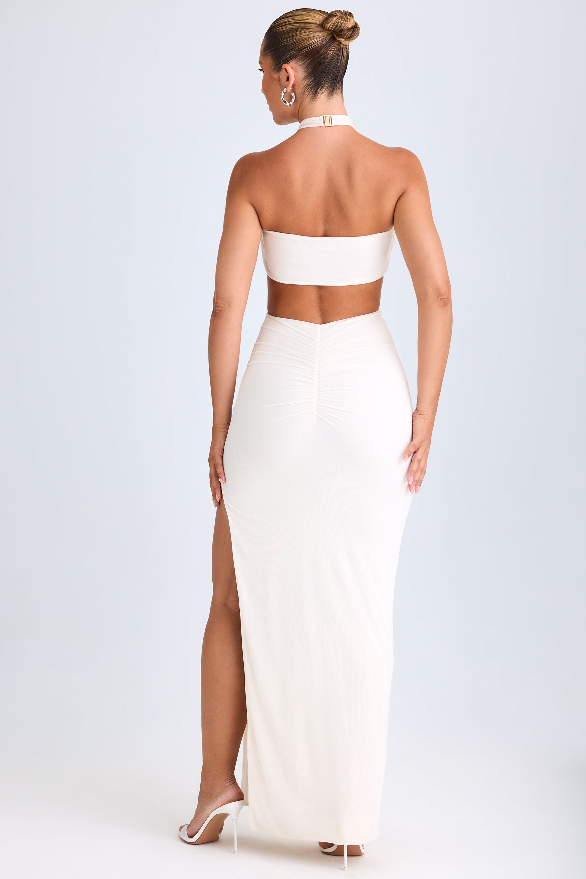 « Kalyani » — Robe Longue Dos Nu Ruchée à Anneau, Blanc
