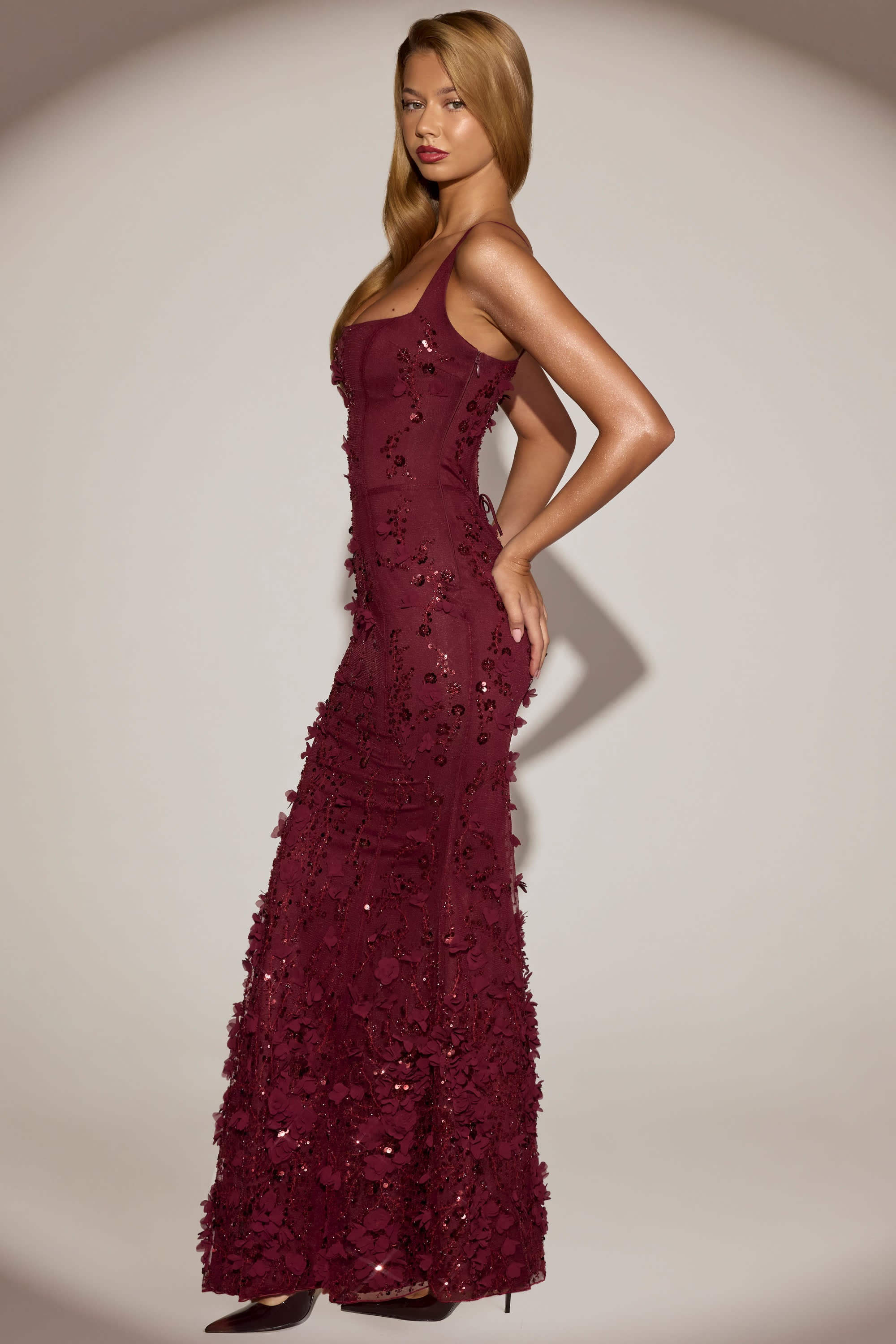 « Ivresse » — Robe Longue Corset Appliquée Sequins, Rouge Bordeaux