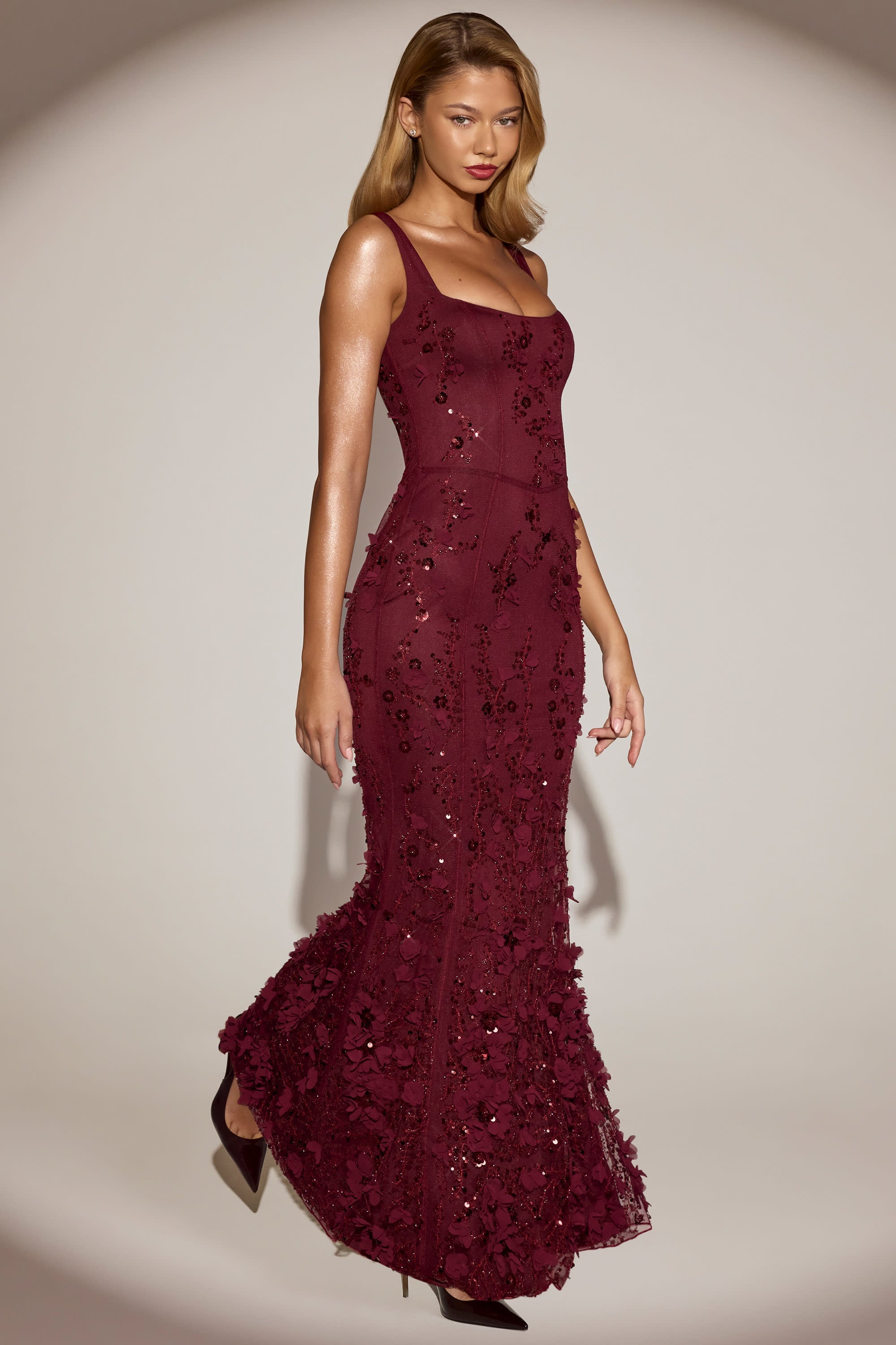 « Ivresse » — Robe Longue Corset Appliquée Sequins, Rouge Bordeaux