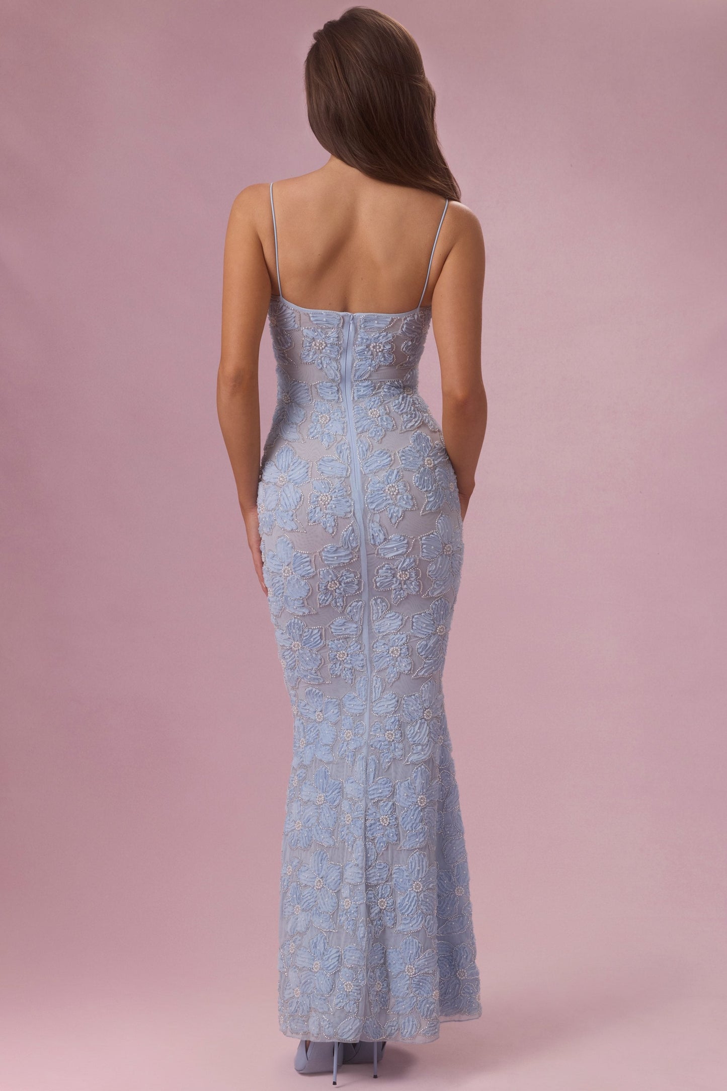 « Opale » — Robe Longue Sculptante Perlée, Bleu Ciel
