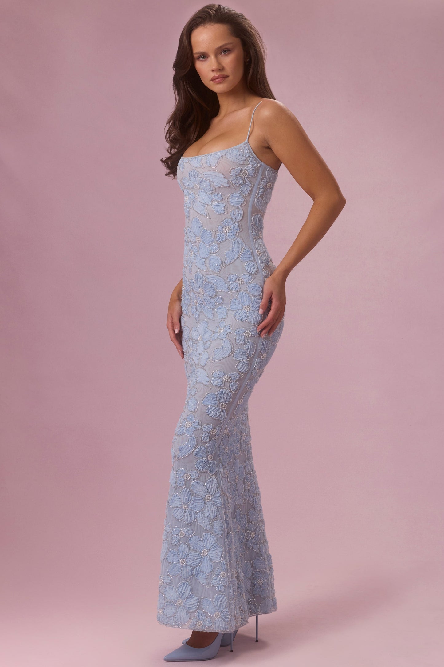 « Opale » — Robe Longue Sculptante Perlée, Bleu Ciel