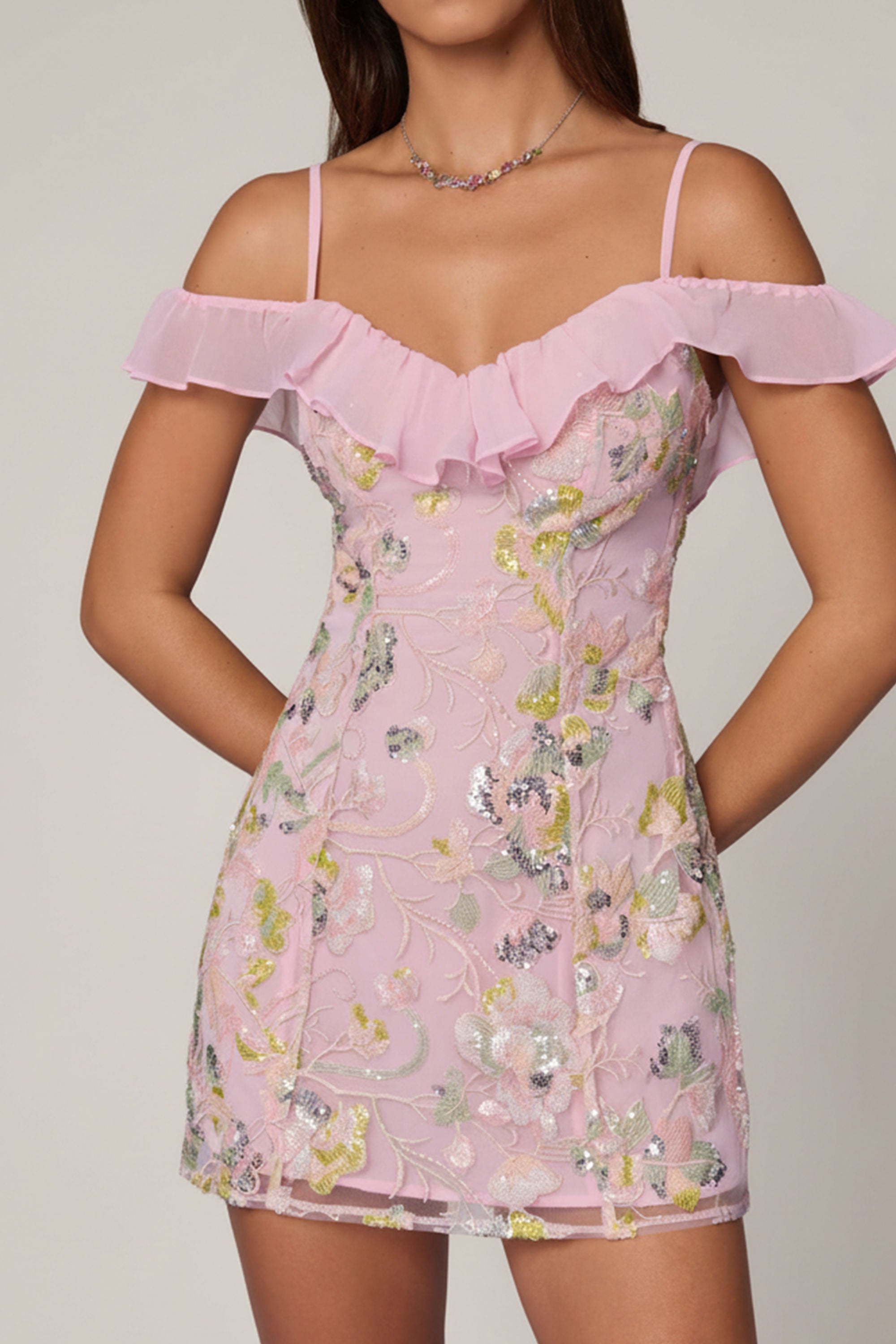 « Jacira » — Robe Mini Évasée Fleurie Dos Lacé, Rose Poudré