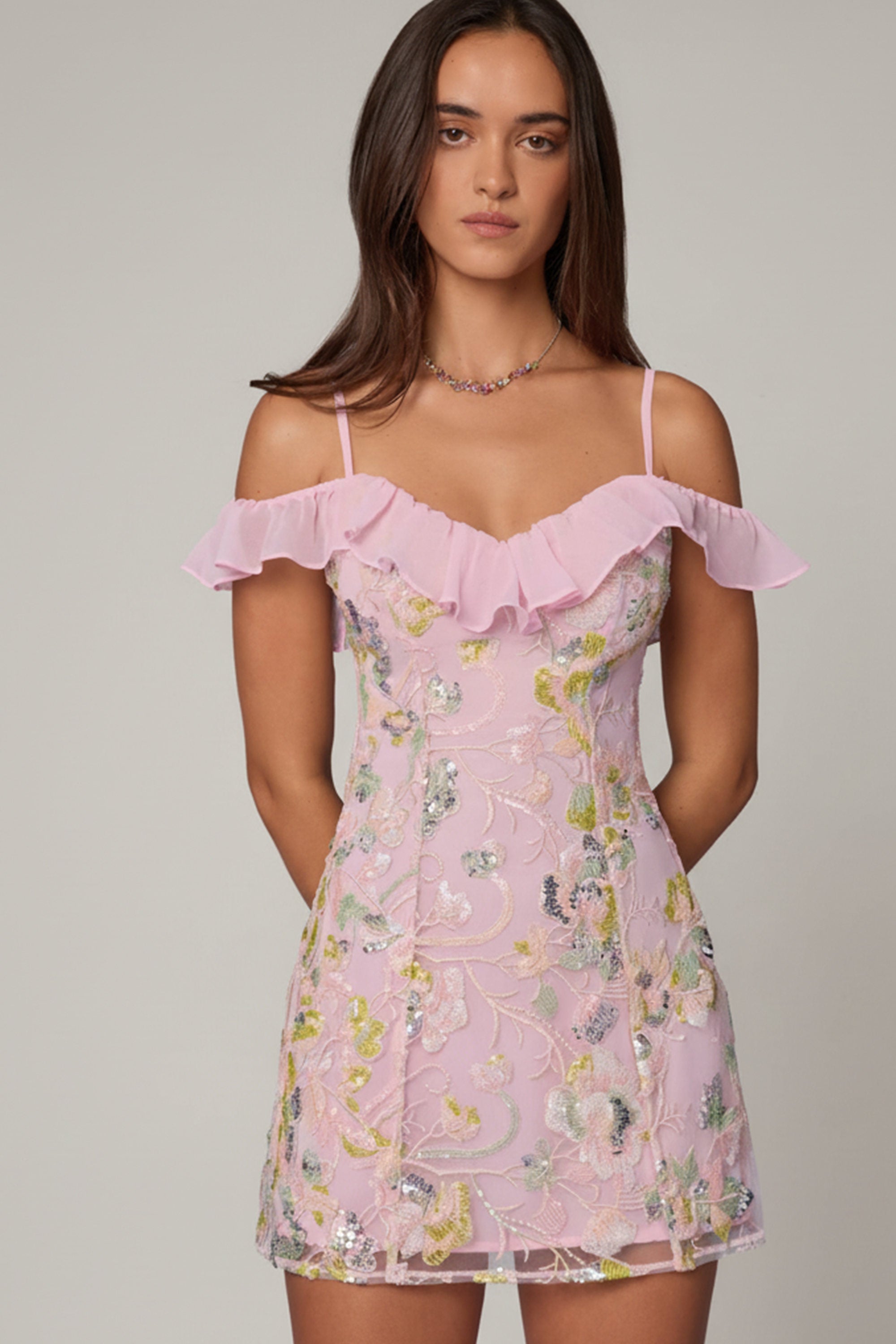 « Jacira » — Robe Mini Évasée Fleurie Dos Lacé, Rose Poudré