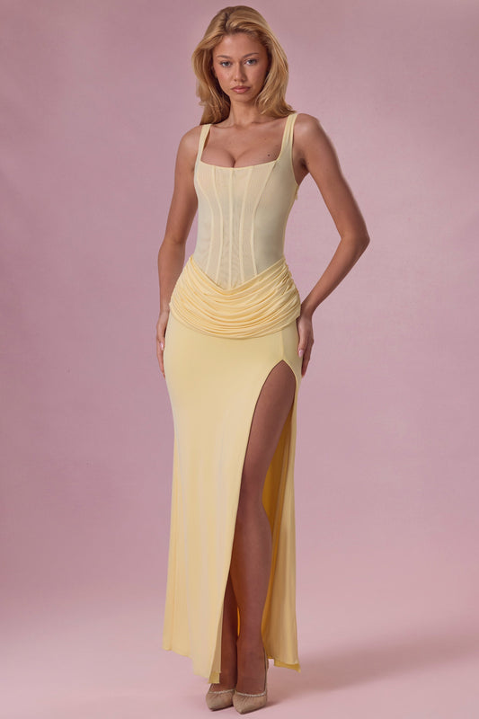 « Élégance » — Robe Longue Drapée Maille Fendue, Beurre