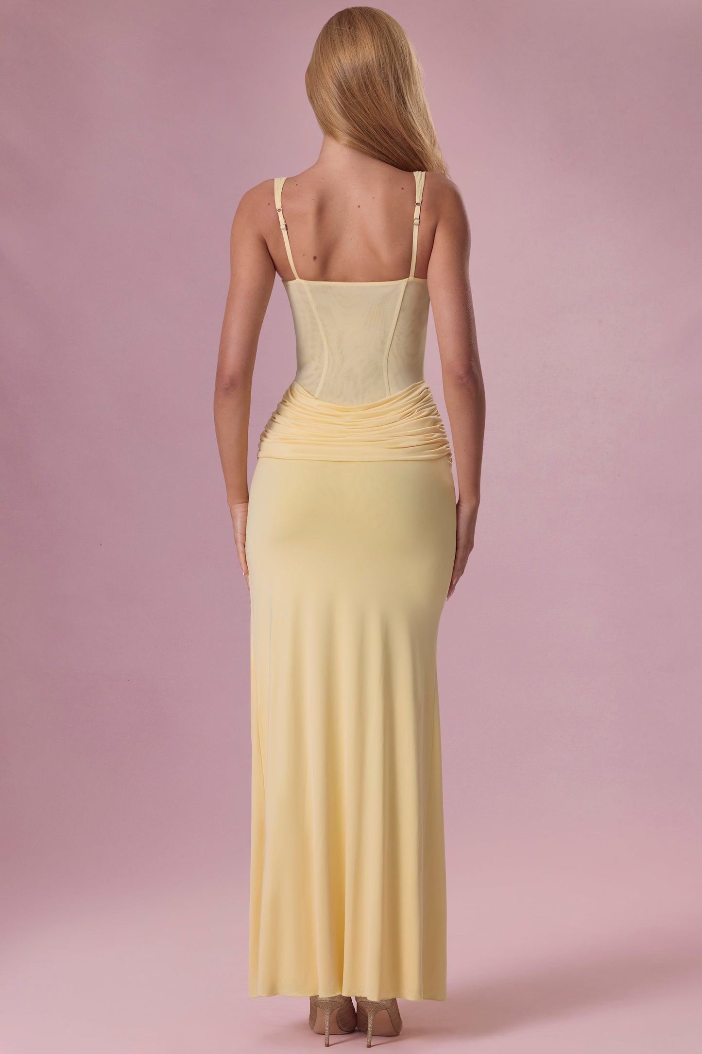 « Élégance » — Robe Longue Drapée Maille Fendue, Beurre