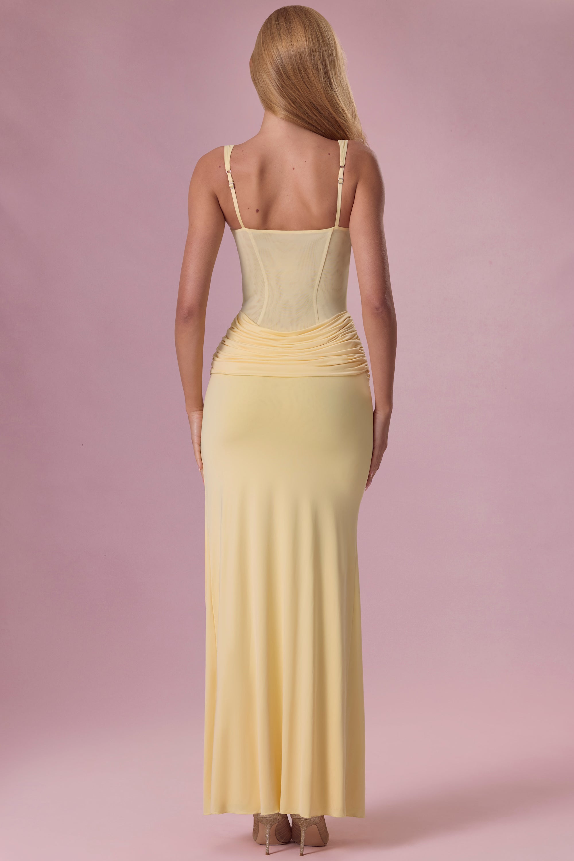 « Élégance » — Robe Longue Drapée Maille Fendue, Beurre
