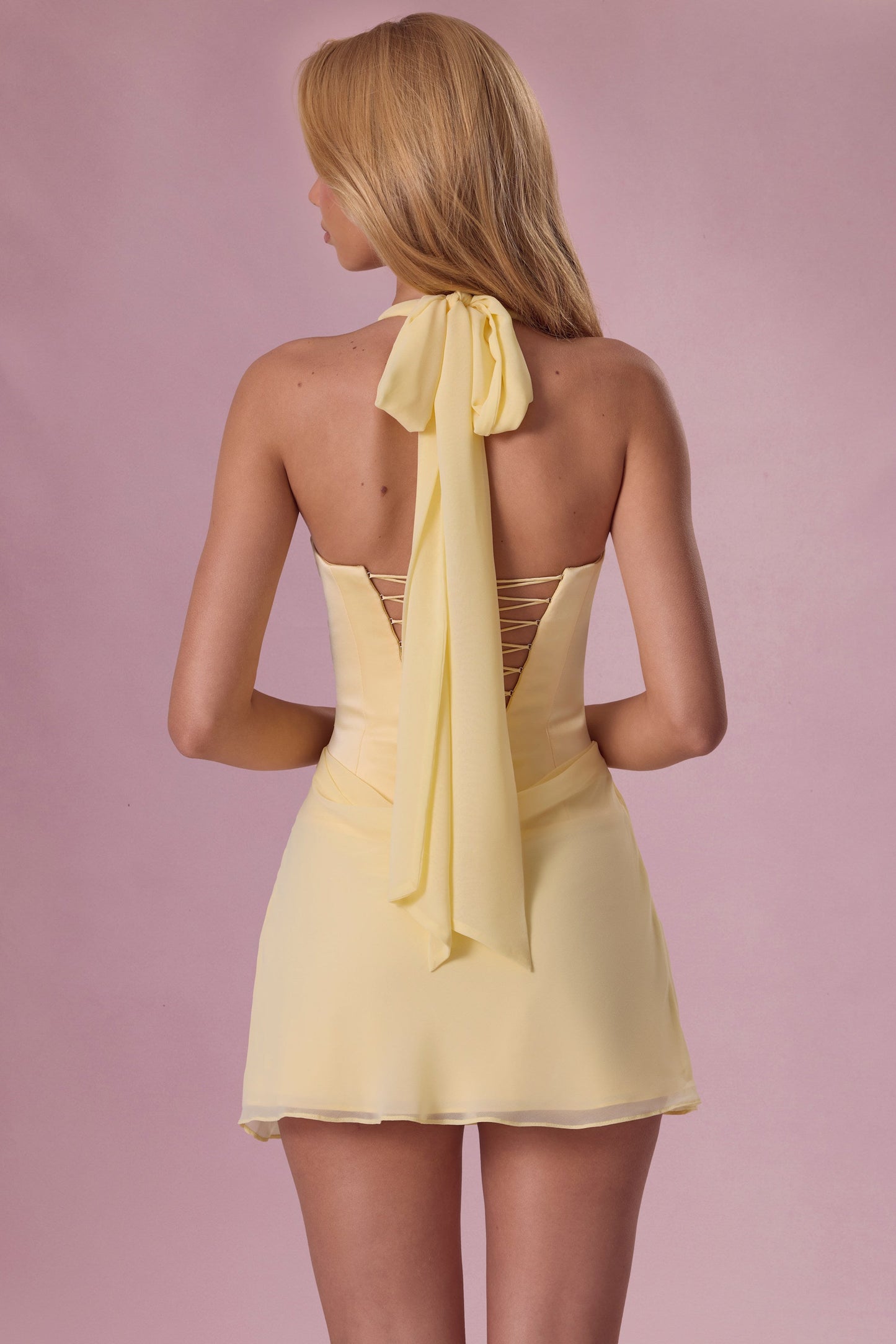 « Beurre » — Robe Mini Drapée en Satin, Jaune Beurre