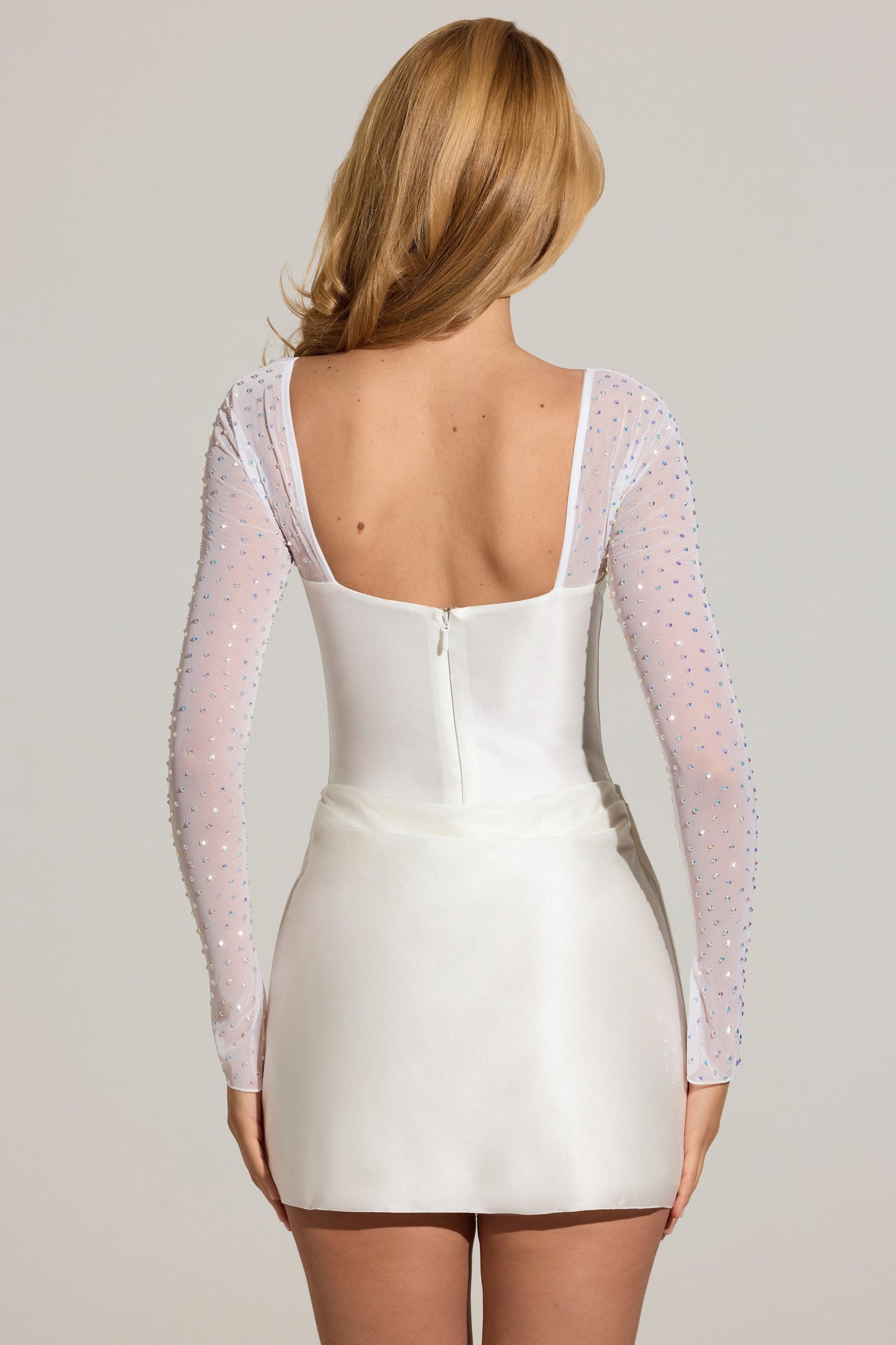 « Grâce » — Robe Mini Manches Longues Drapée Brodée, Blanc