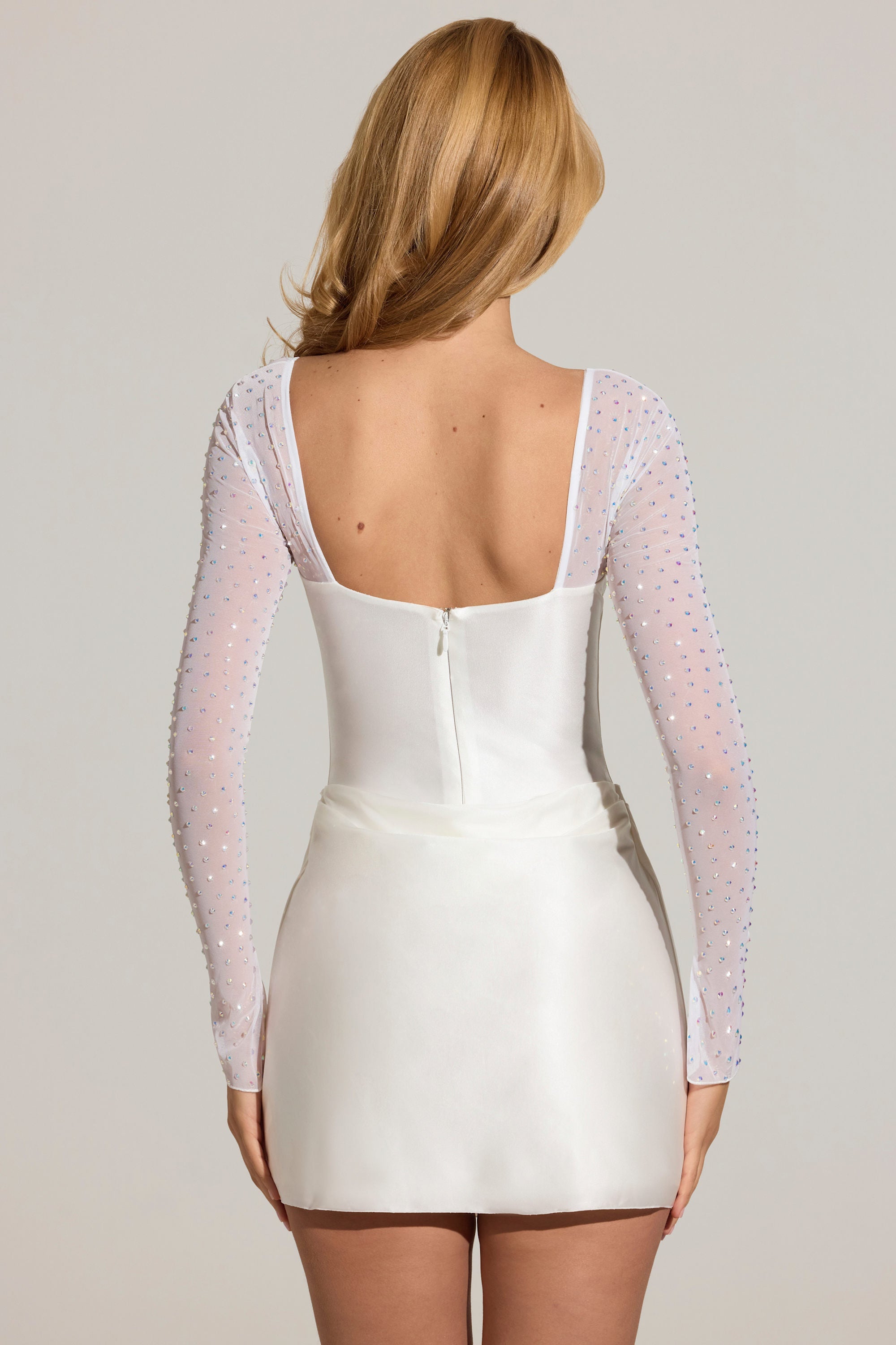 « Grâce » — Robe Mini Manches Longues Drapée Brodée, Blanc