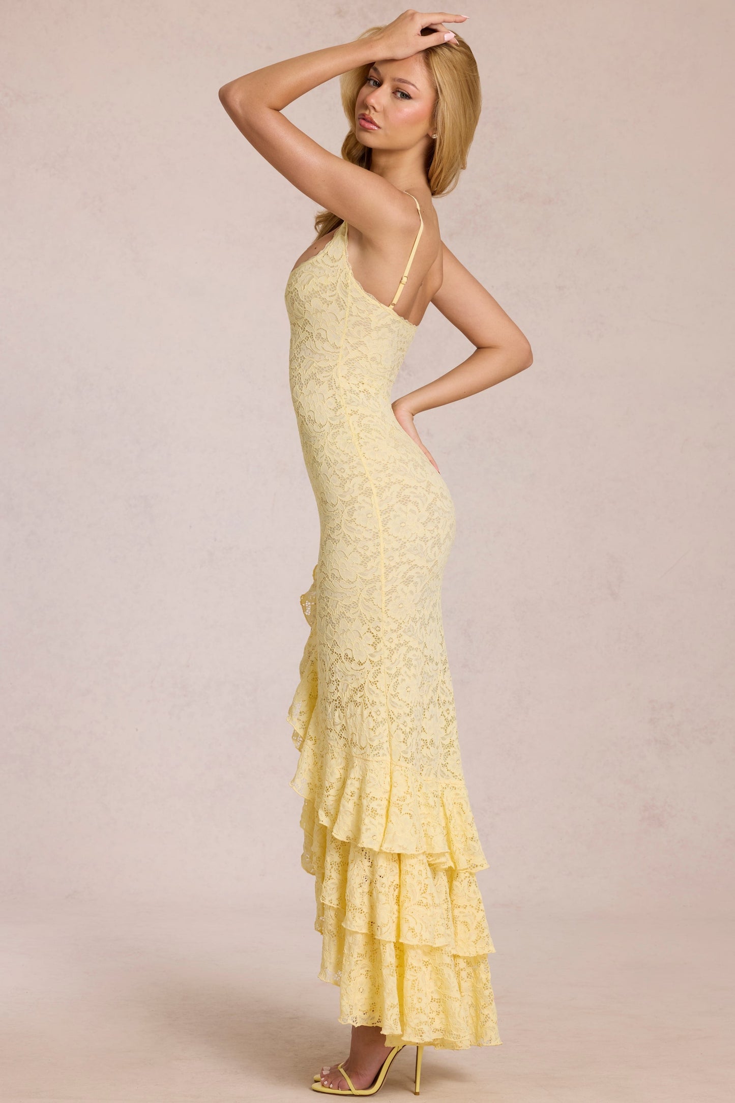 « Félicité » — Robe Longue Dentelle Volantée Fendue, Jaune Citron