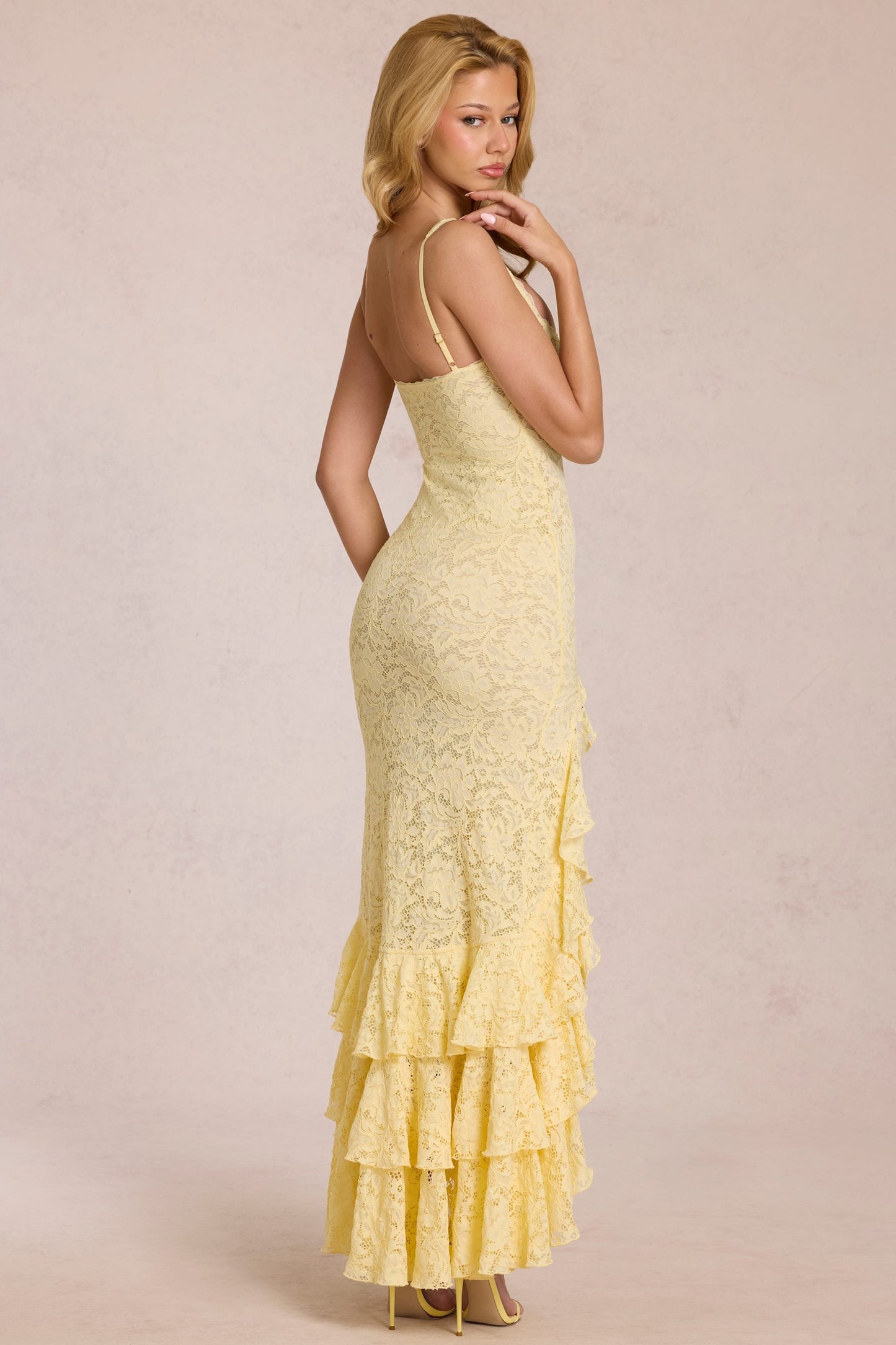 « Félicité » — Robe Longue Dentelle Volantée Fendue, Jaune Citron