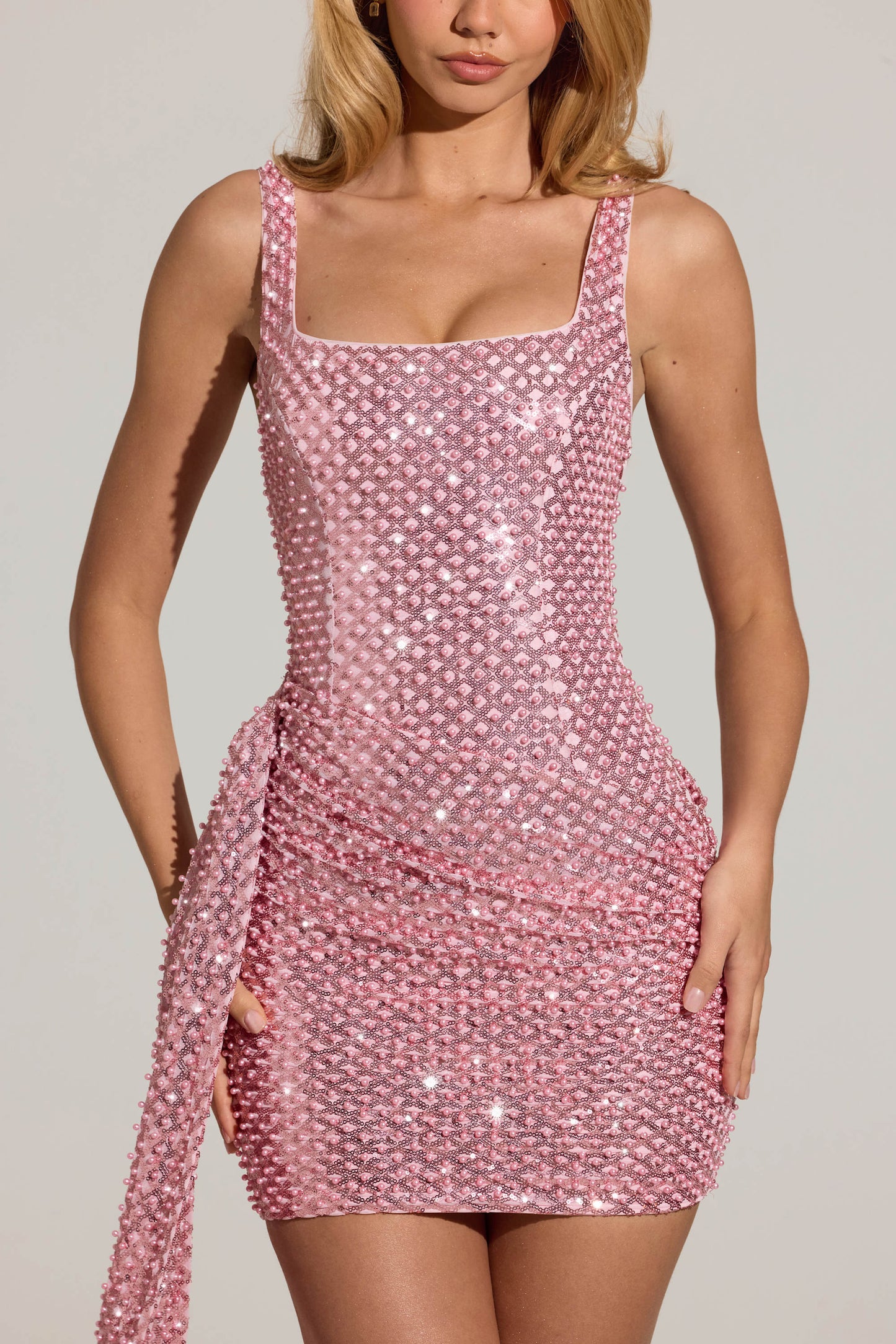 « Volupté » — Robe Mini Drapée Brodée, Rose Poudré