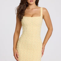 « Douceur » — Robe Mini à Col Carré Brodée, Jaune Beurre