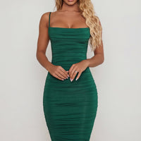 Robe mi-longue verte à col cowl asymétrique et drapé sculptant