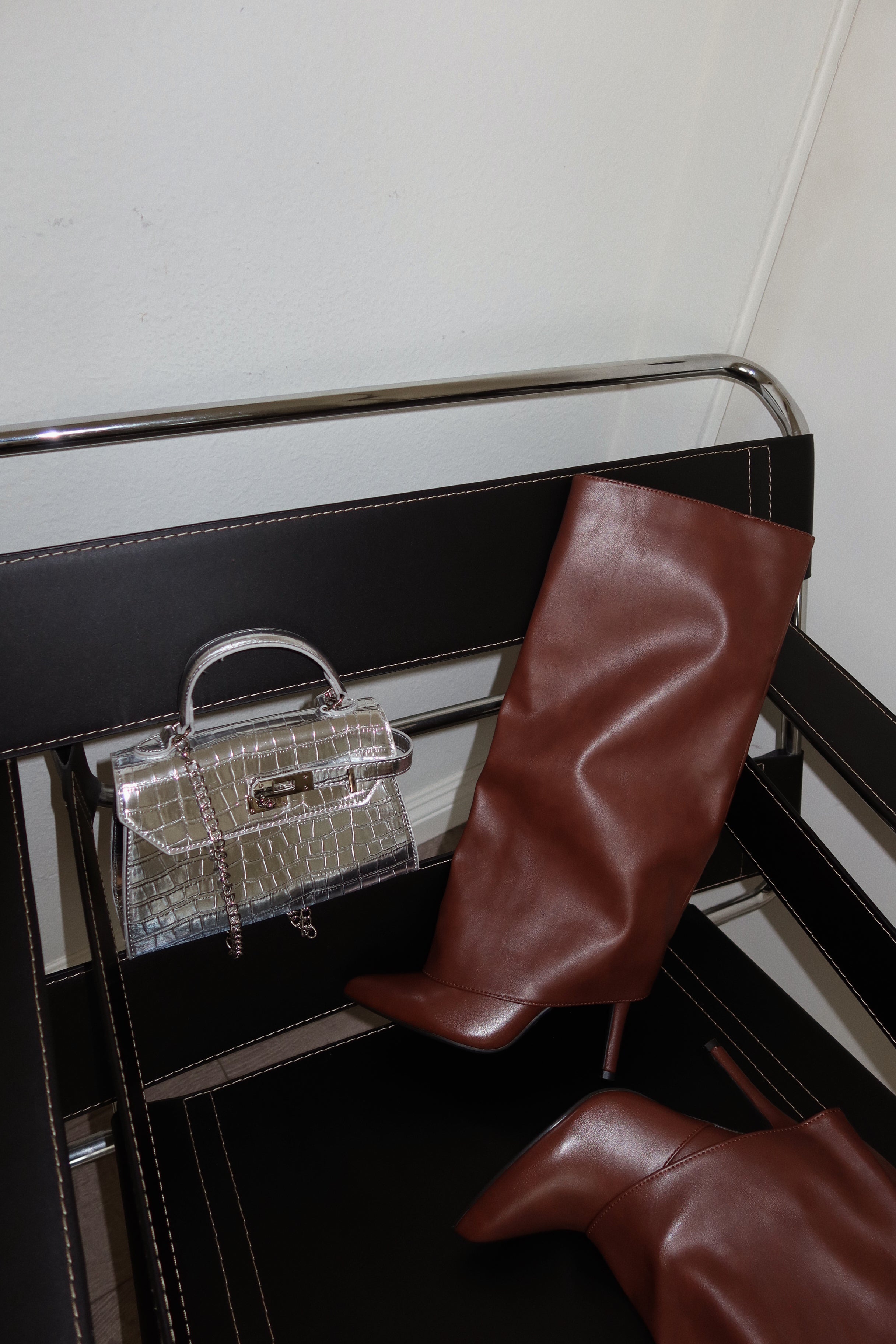 « Ambre Cavalière » — Bottes hautes à talon aiguille, Cognac
