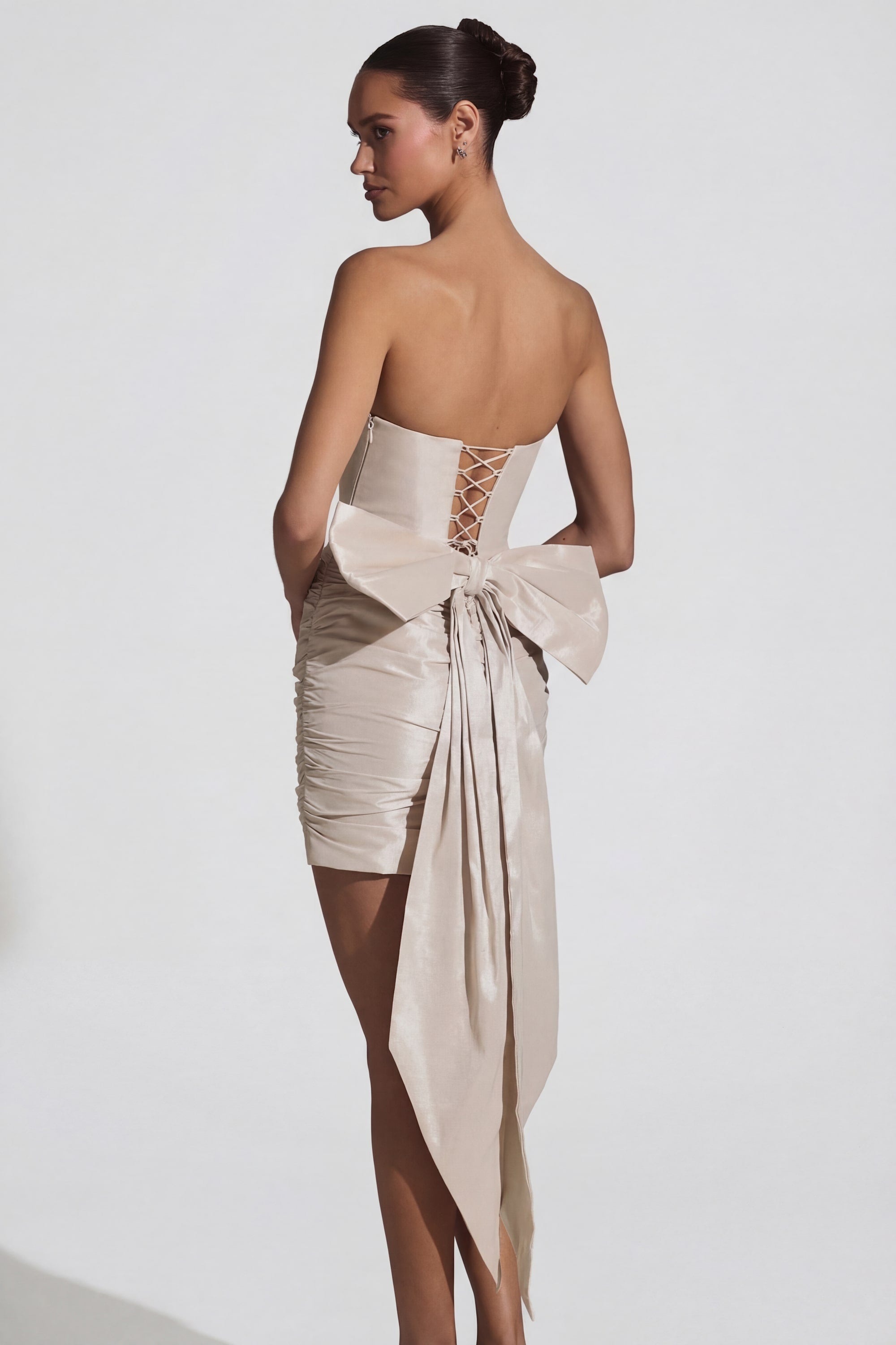 « Viviana » — Robe Mini Bustier Satinée à Grand Nœud, Ivoire