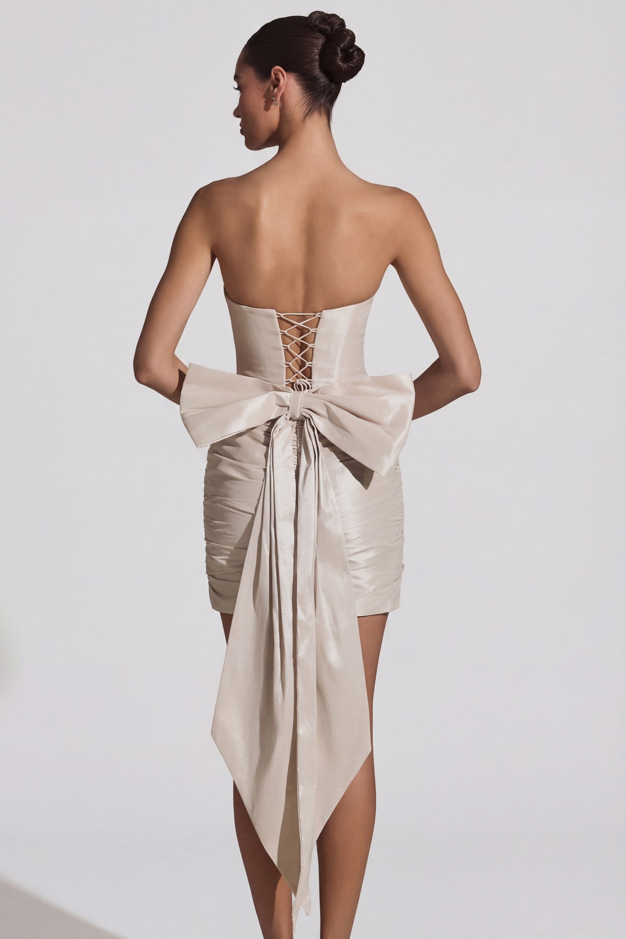 « Viviana » — Robe Mini Bustier Satinée à Grand Nœud, Ivoire