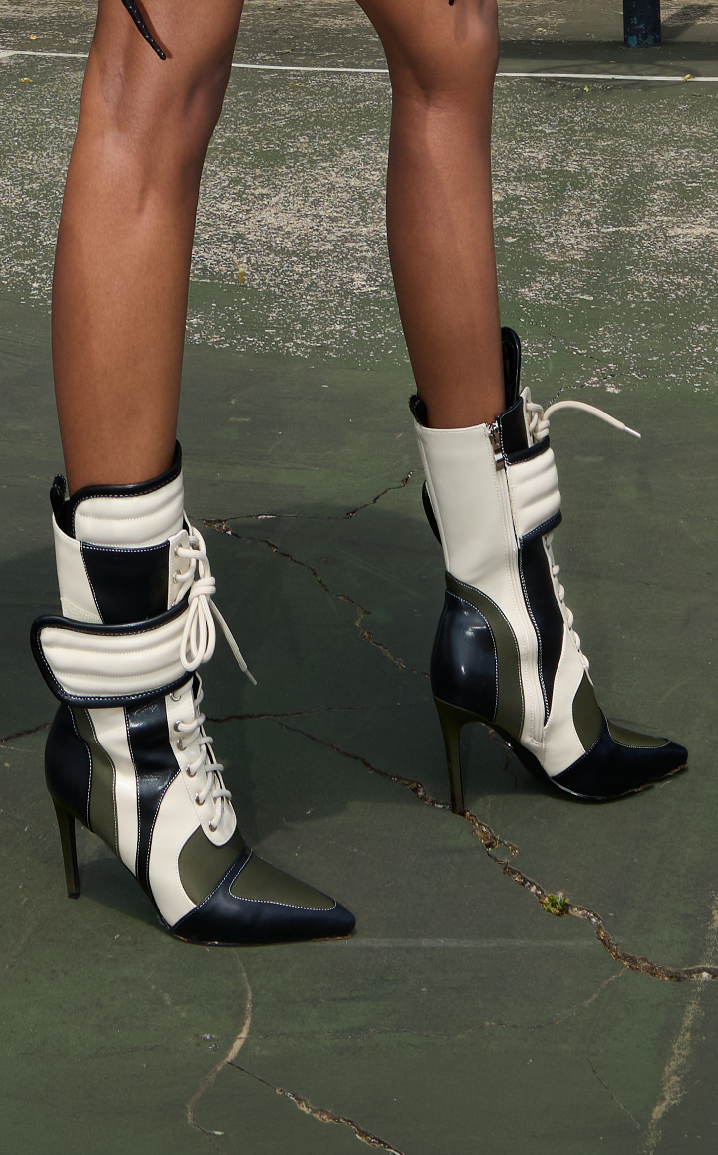 « Avant-Garde » — Bottines Stiletto Colorblock, Olive et Crème