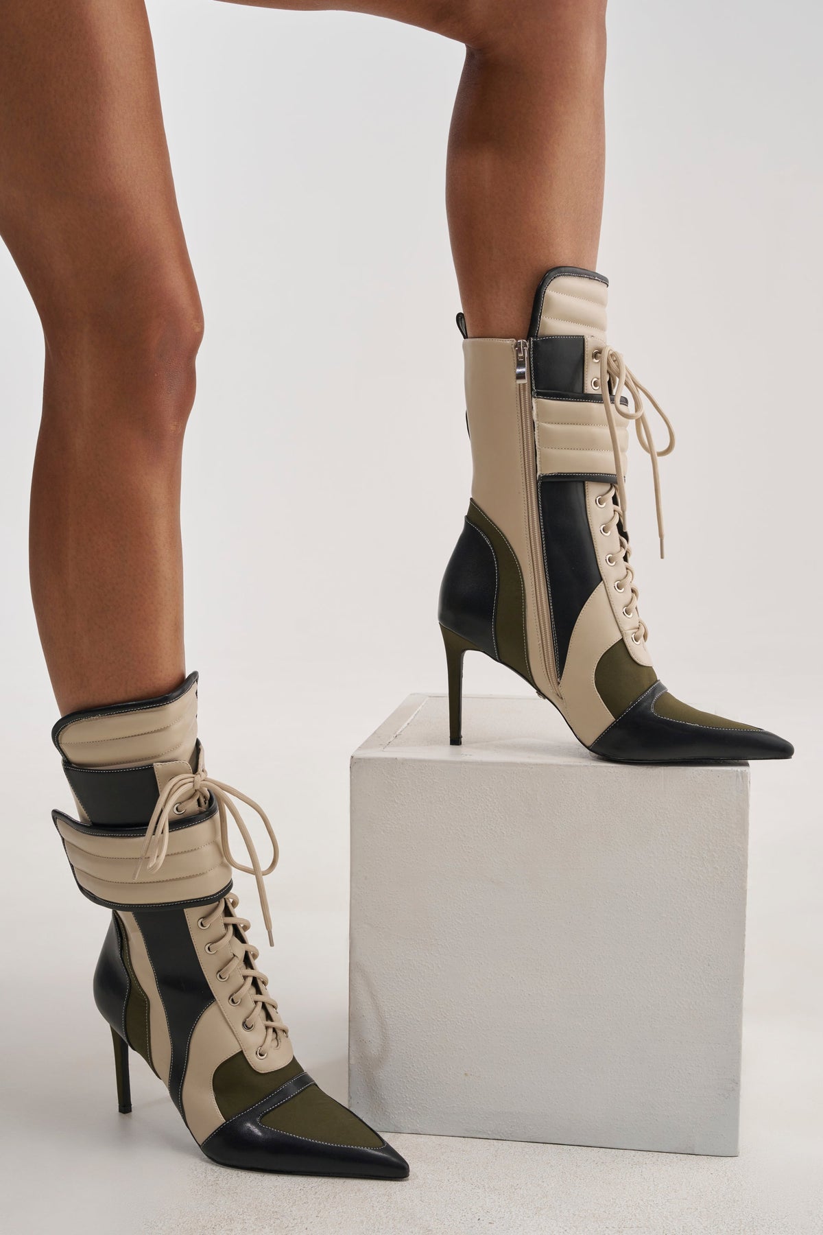 « Volute » — Bottines à talon bloc, Olive