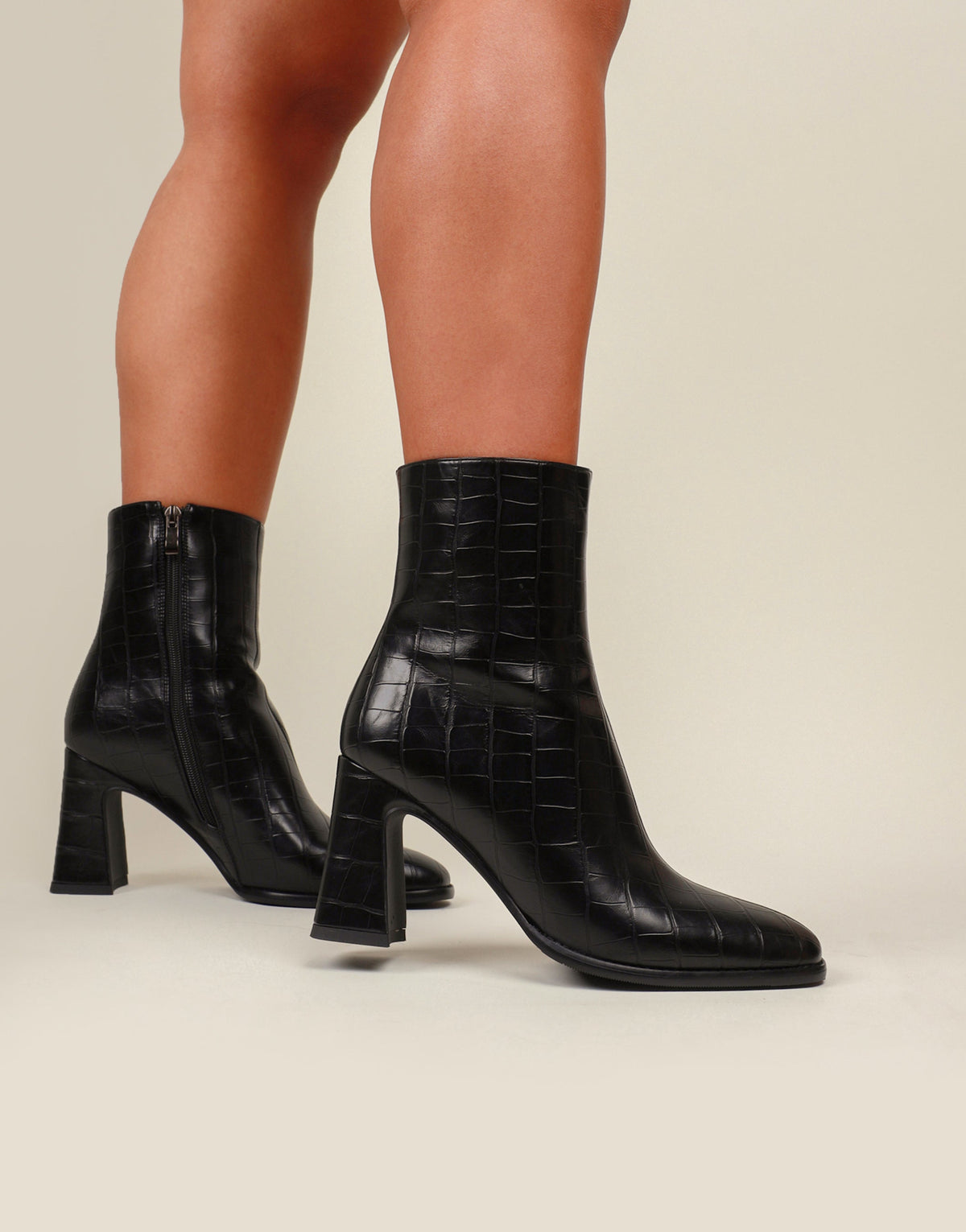«Allure Féline» — bottines, noires.