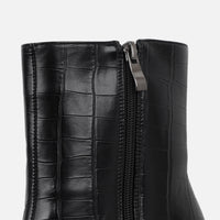 «Allure Féline» — bottines, noires.
