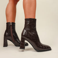 «Allure croco» — bottes à talon, marron
