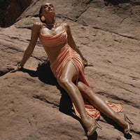 « Muse Sculptée » — Robe Longue Bustier Drapé, Pêche