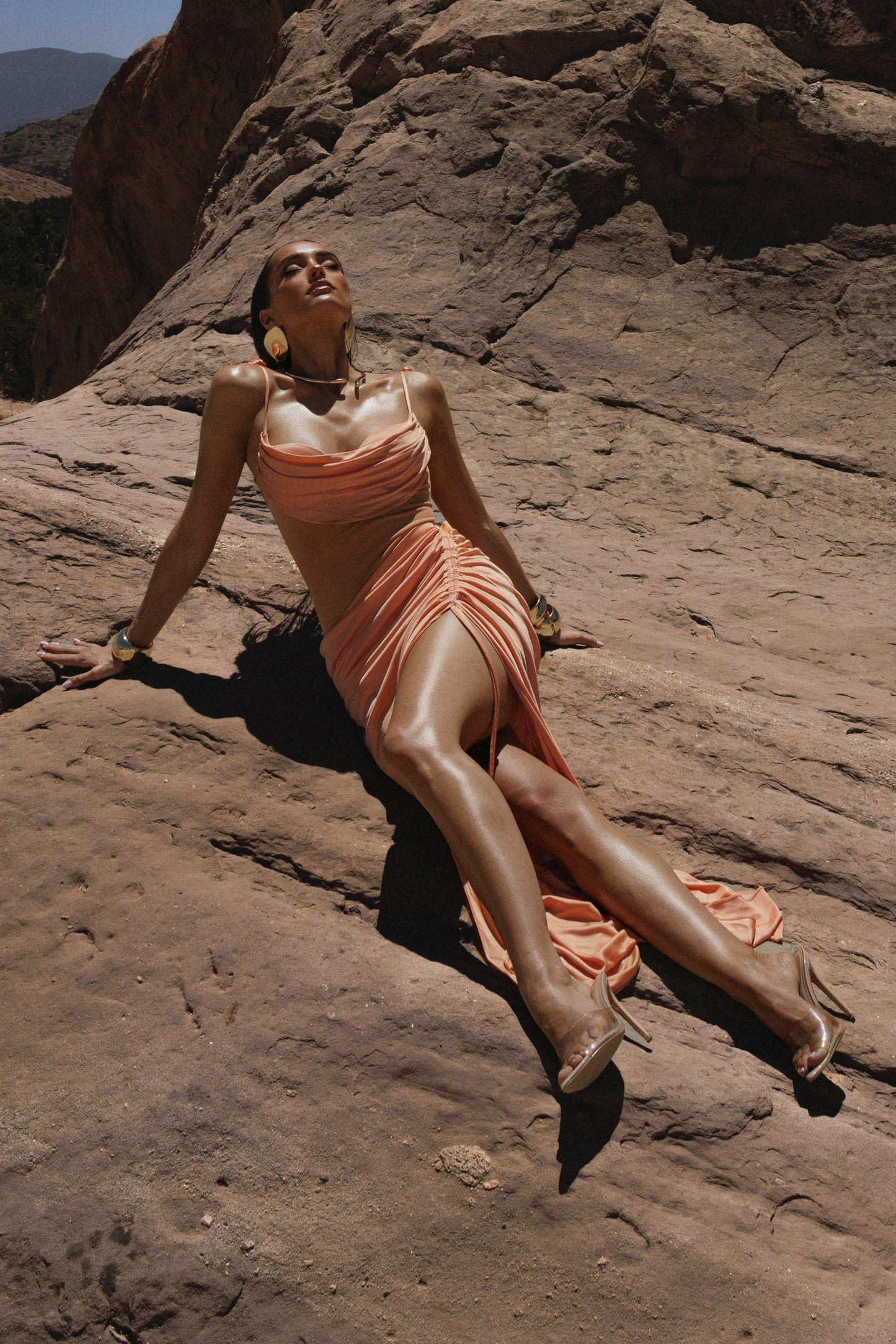« Muse Sculptée » — Robe Longue Bustier Drapé, Pêche