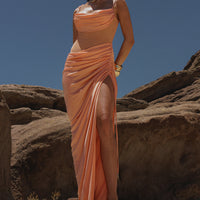 « Muse Sculptée » — Robe Longue Bustier Drapé, Pêche