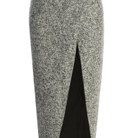 « Sillage Minéral » — Jupe Midi Fendue en Tweed, Gris Clair