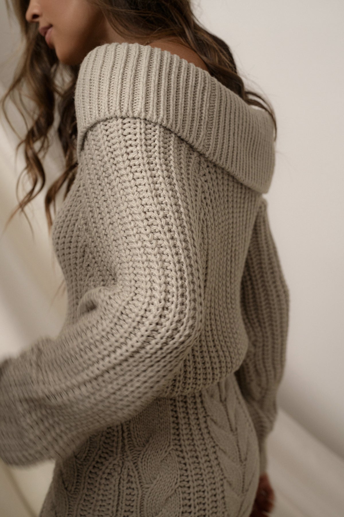 «Trame d'hiver» — robe en maille, grège