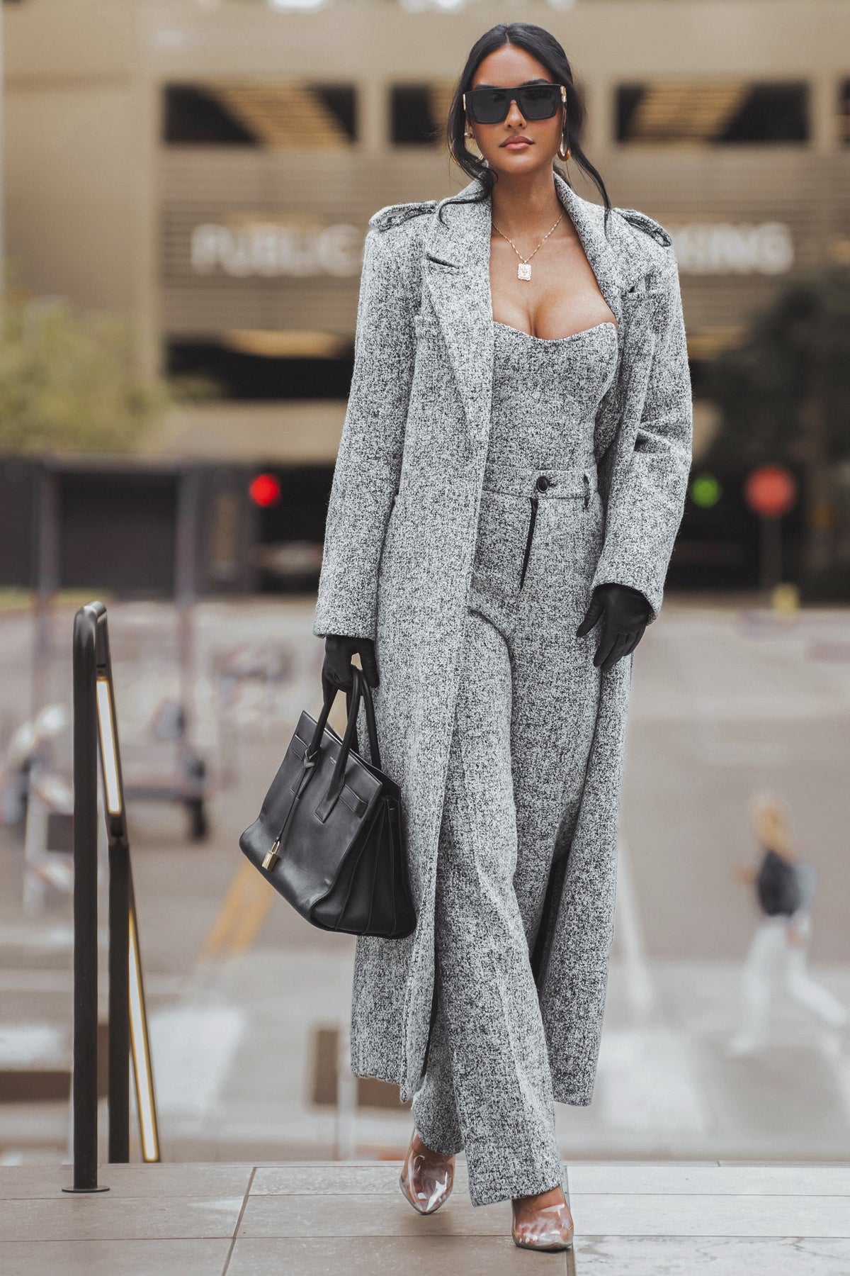 « Héritage Clair » — Manteau Long Ceinturé en Tweed, Gris Clair