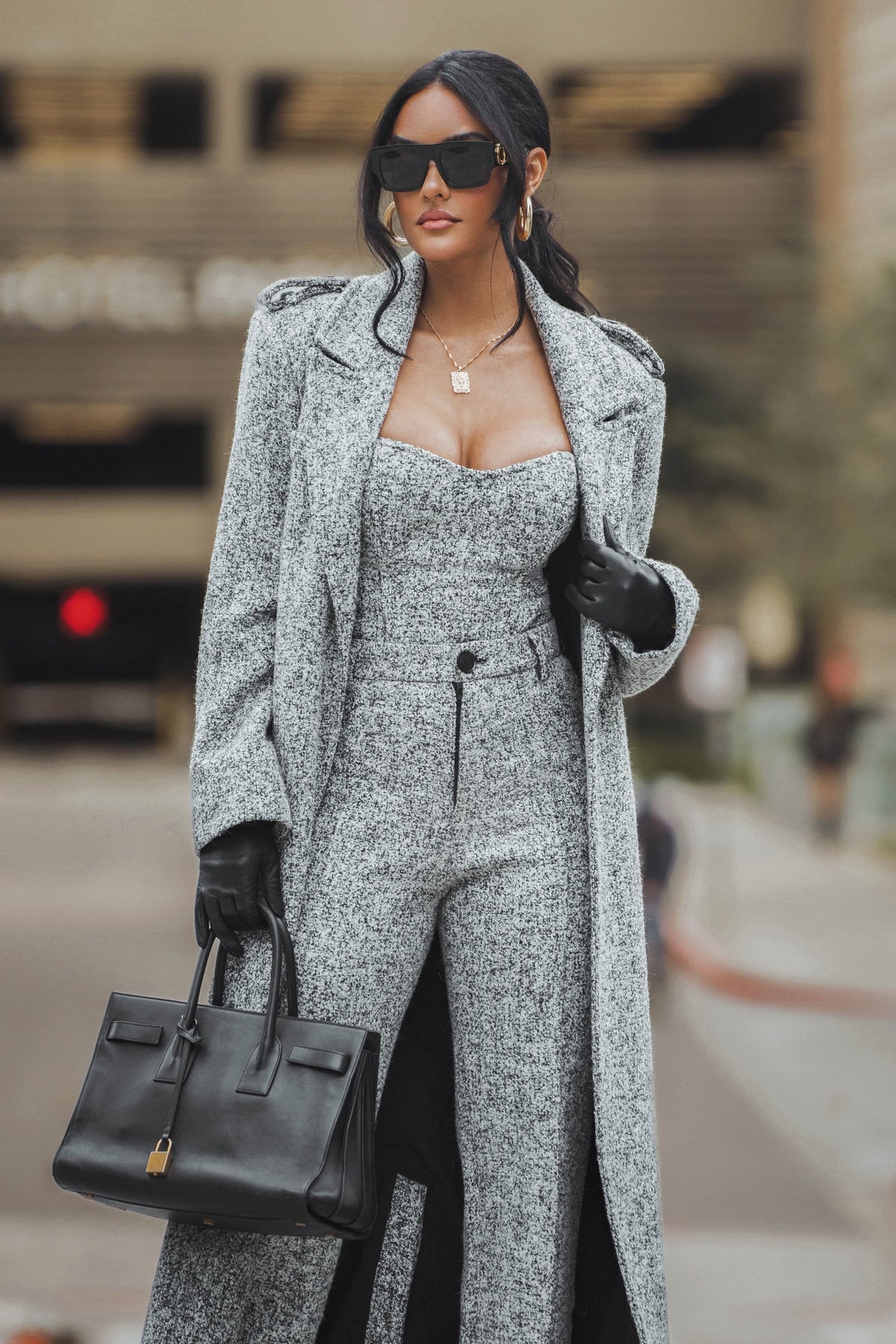 « Héritage Clair » — Manteau Long Ceinturé en Tweed, Gris Clair