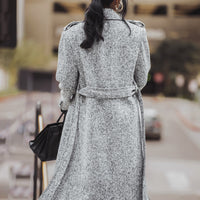 « Héritage Clair » — Manteau Long Ceinturé en Tweed, Gris Clair