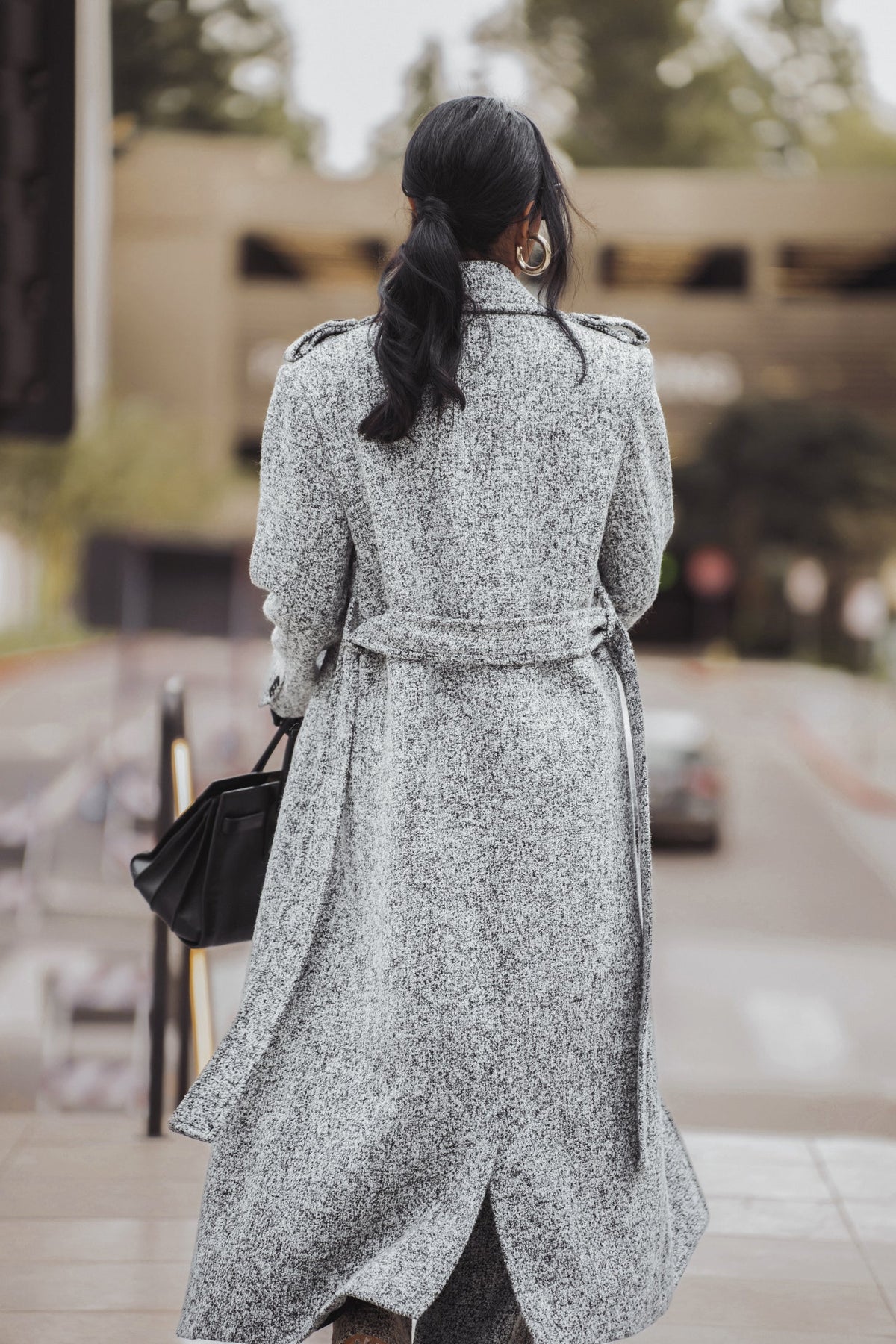 « Héritage Clair » — Manteau Long Ceinturé en Tweed, Gris Clair