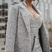 « Héritage Clair » — Manteau Long Ceinturé en Tweed, Gris Clair