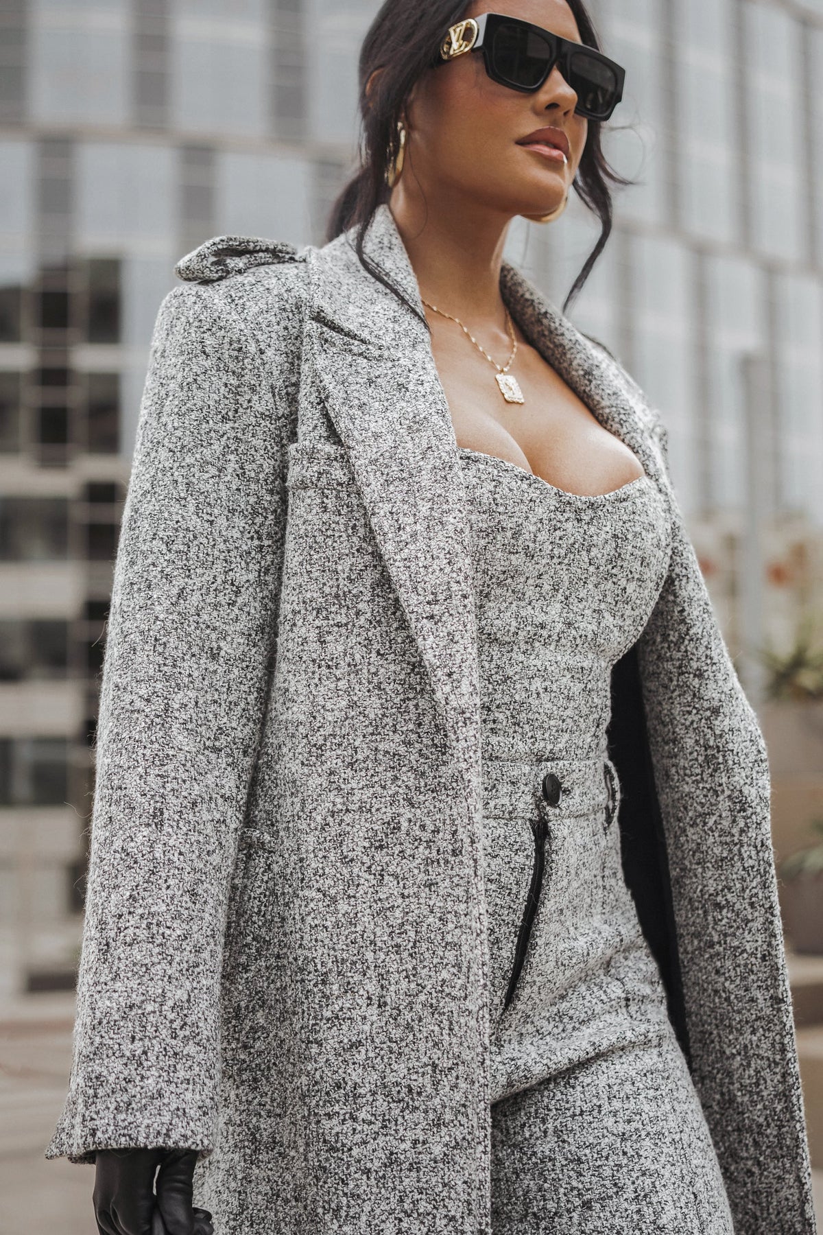 « Héritage Clair » — Manteau Long Ceinturé en Tweed, Gris Clair