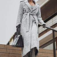 « Héritage Clair » — Manteau Long Ceinturé en Tweed, Gris Clair