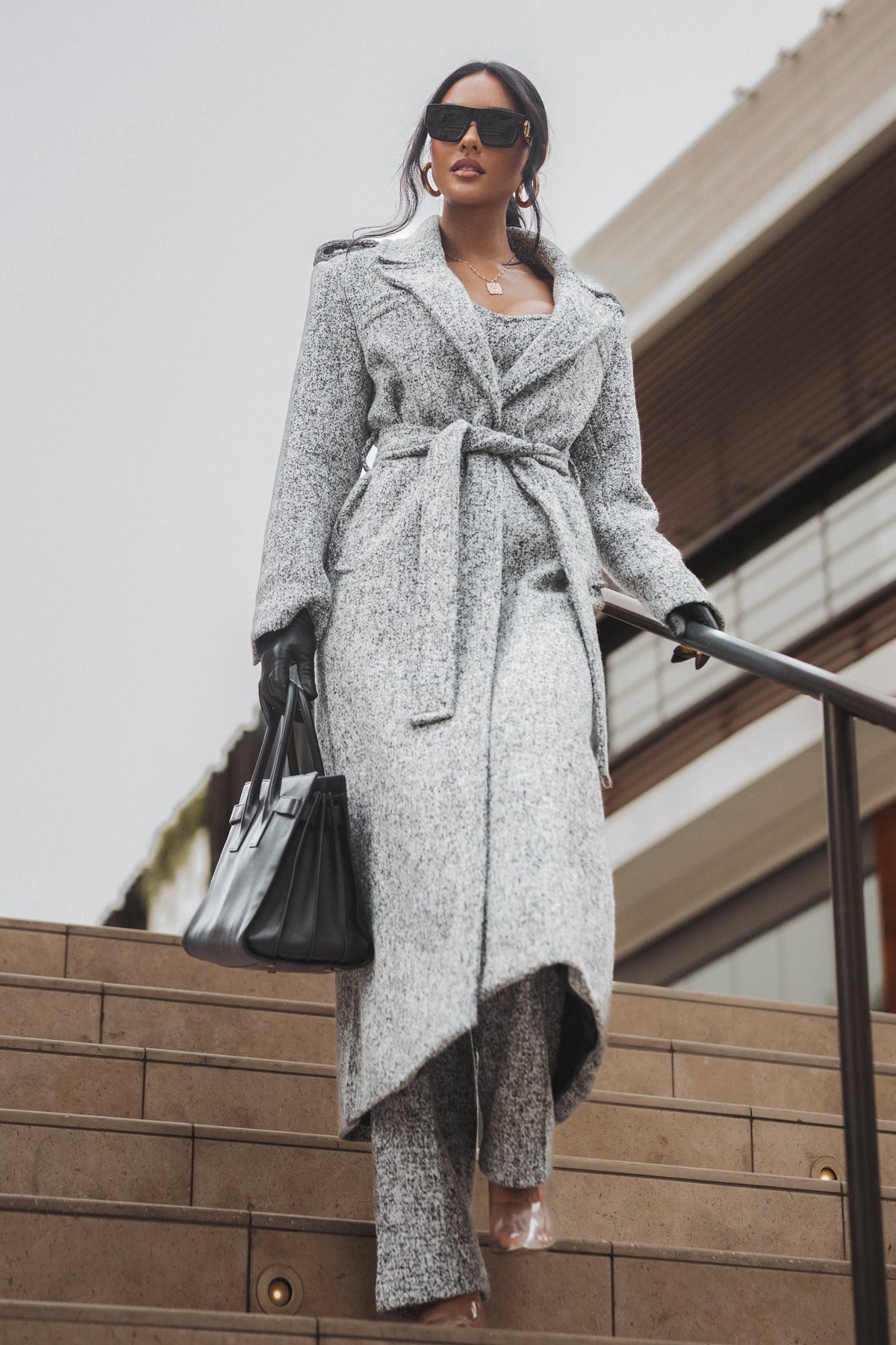 « Héritage Clair » — Manteau Long Ceinturé en Tweed, Gris Clair